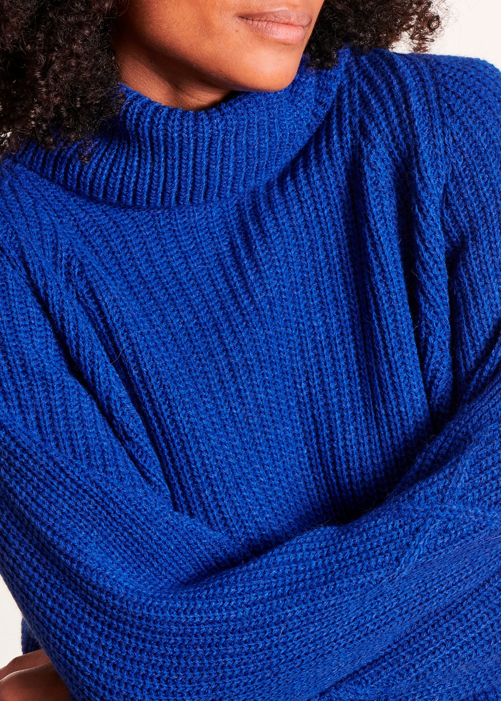 Loose blue sweater with ball neck in pearl ribbing