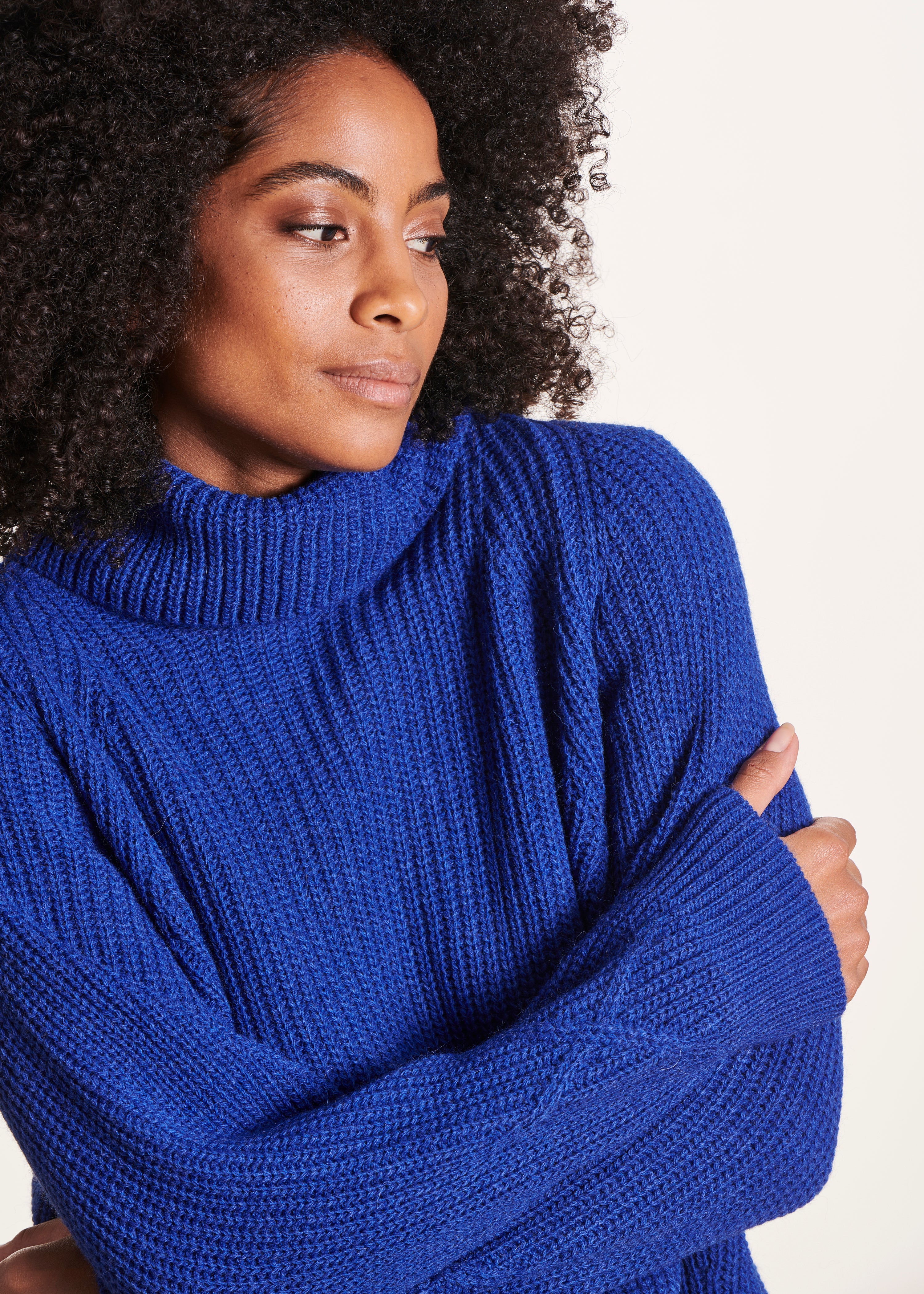 Loose blue sweater with ball neck in pearl ribbing