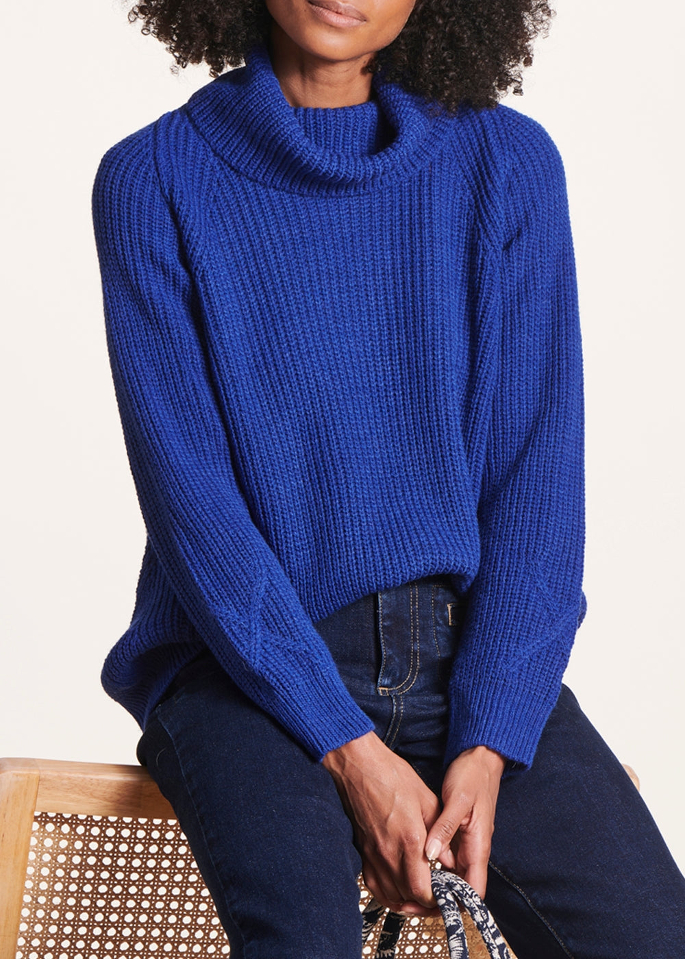 Loose blue sweater with ball neck in pearl ribbing