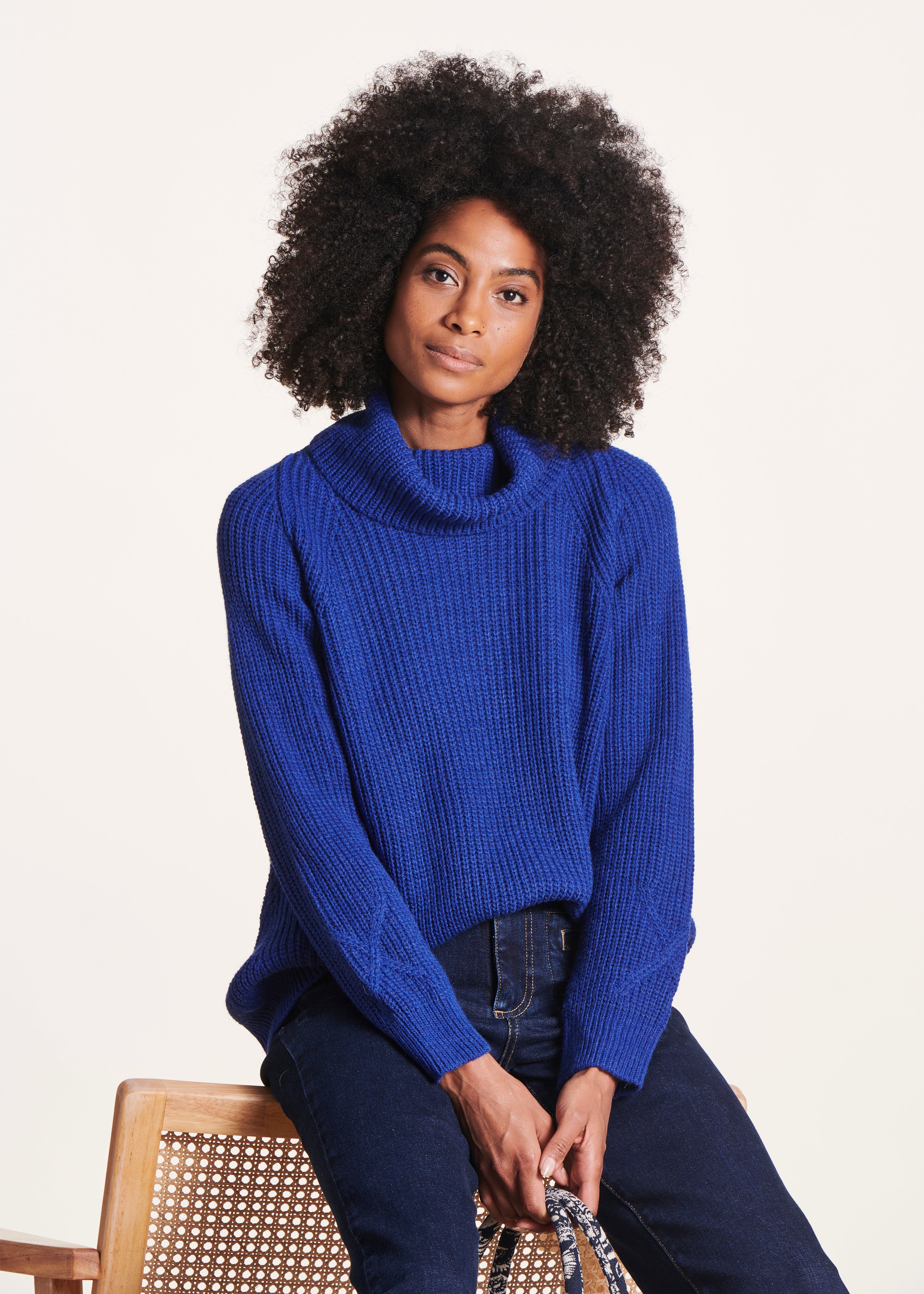 Loose blue sweater with ball neck in pearl ribbing