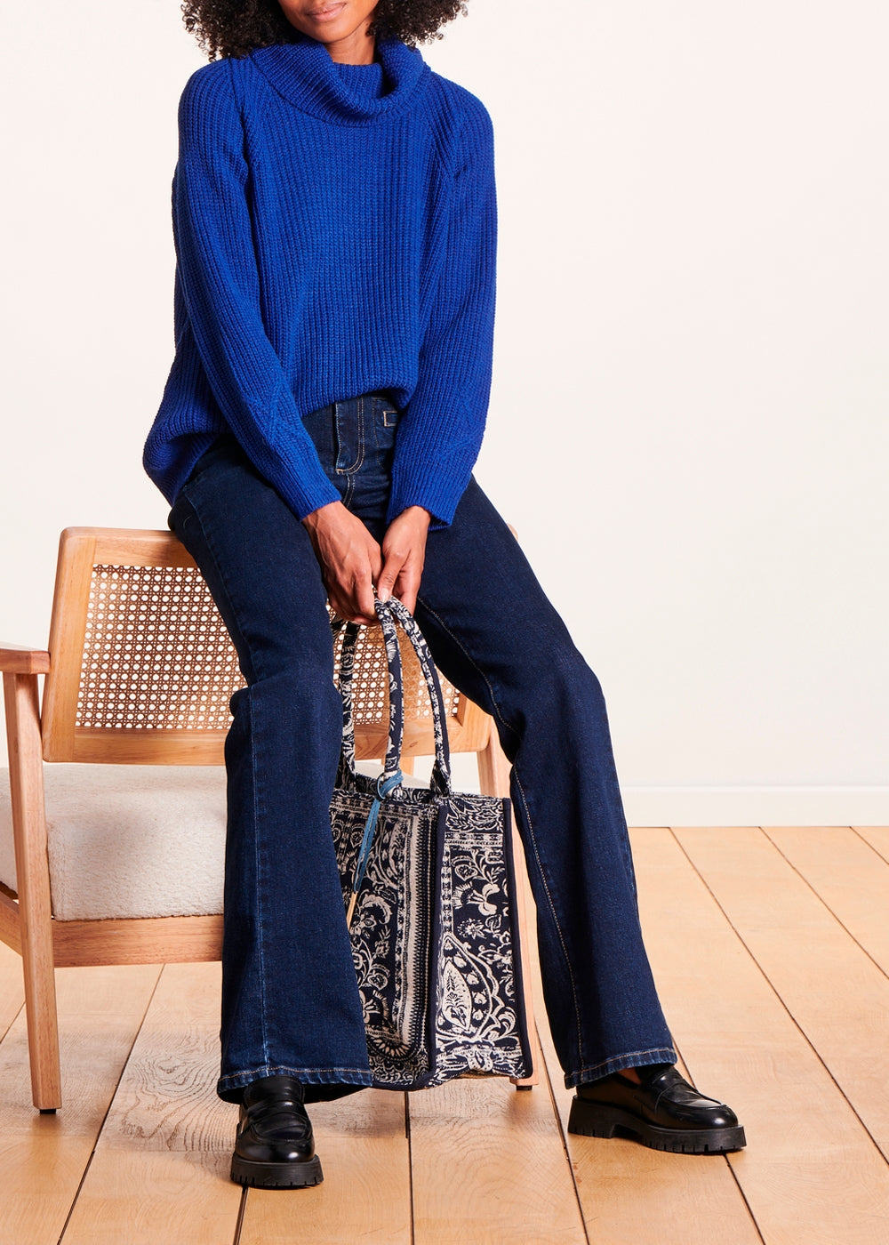 Loose blue sweater with ball neck in pearl ribbing