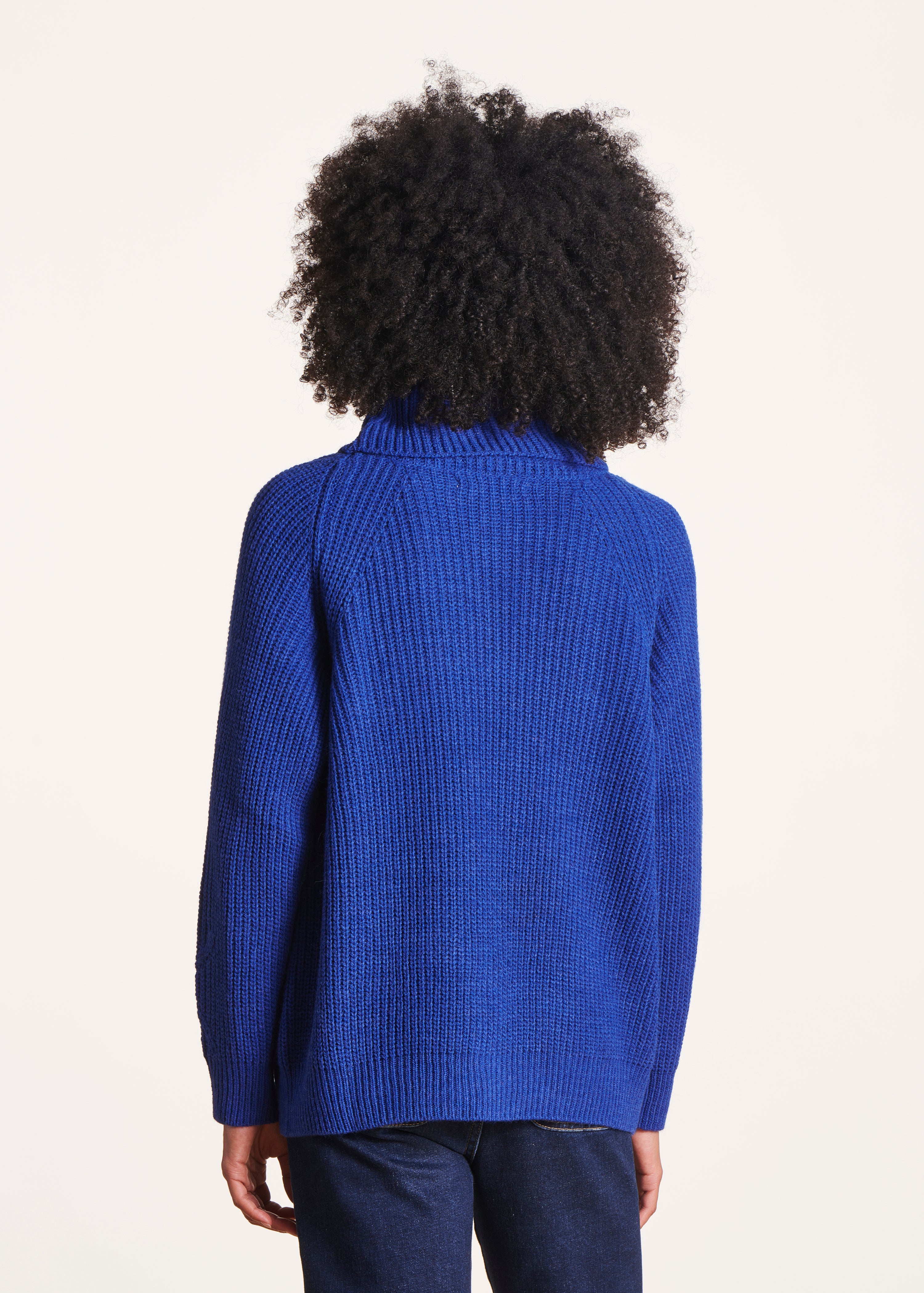 Loose blue sweater with ball neck in pearl ribbing