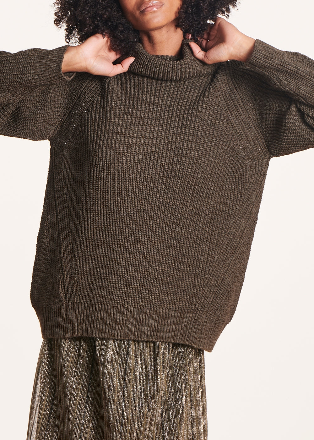 Loose khaki sweater with ball neck in pearl ribbing