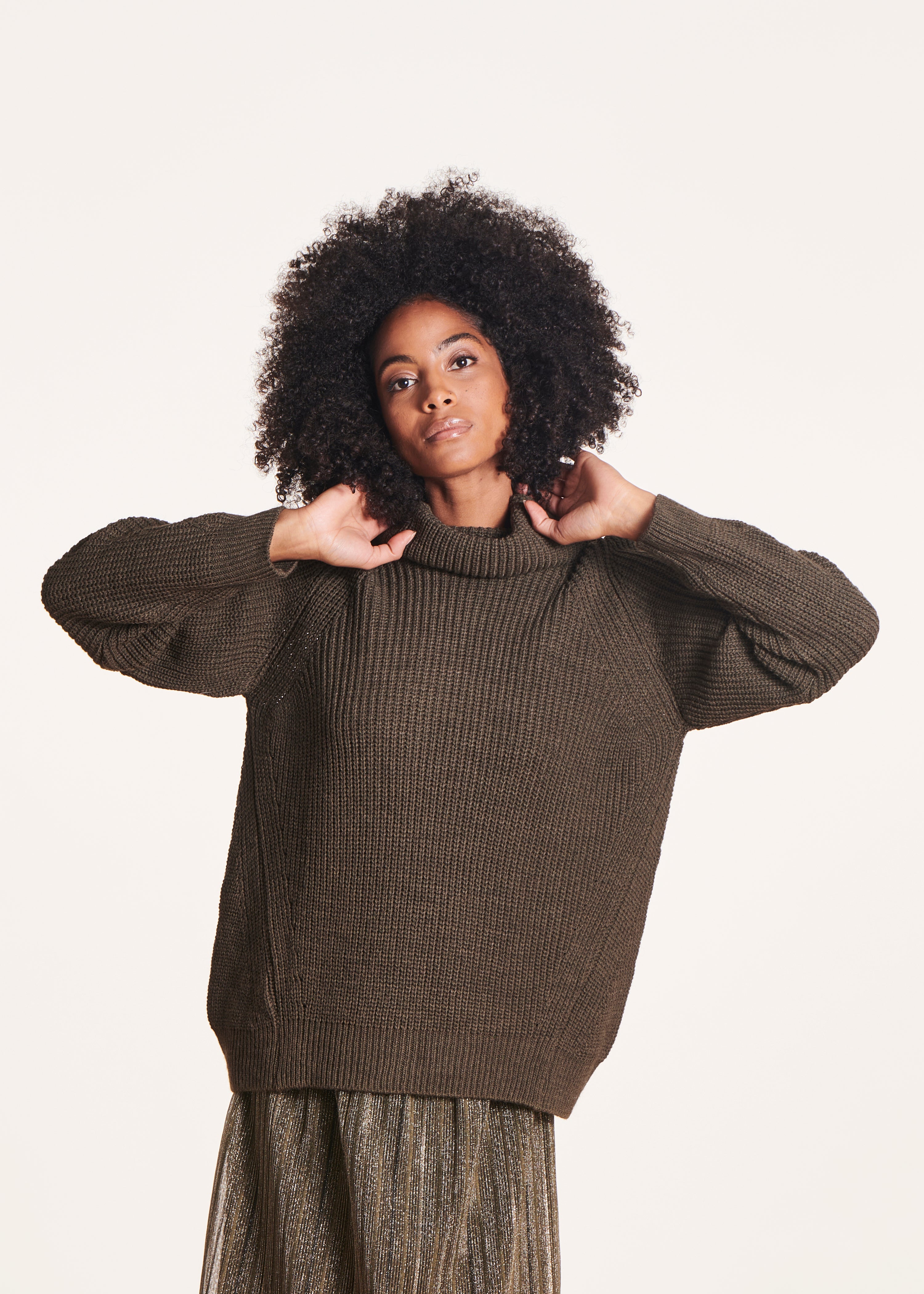 Loose khaki sweater with ball neck in pearl ribbing