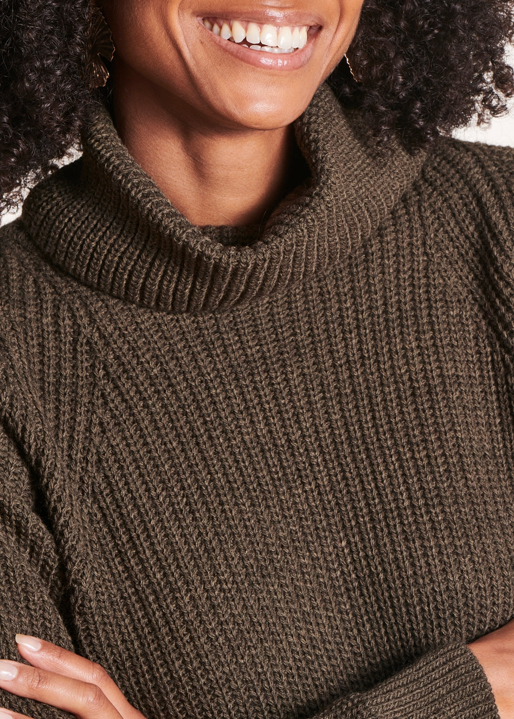 Loose khaki sweater with ball neck in pearl ribbing