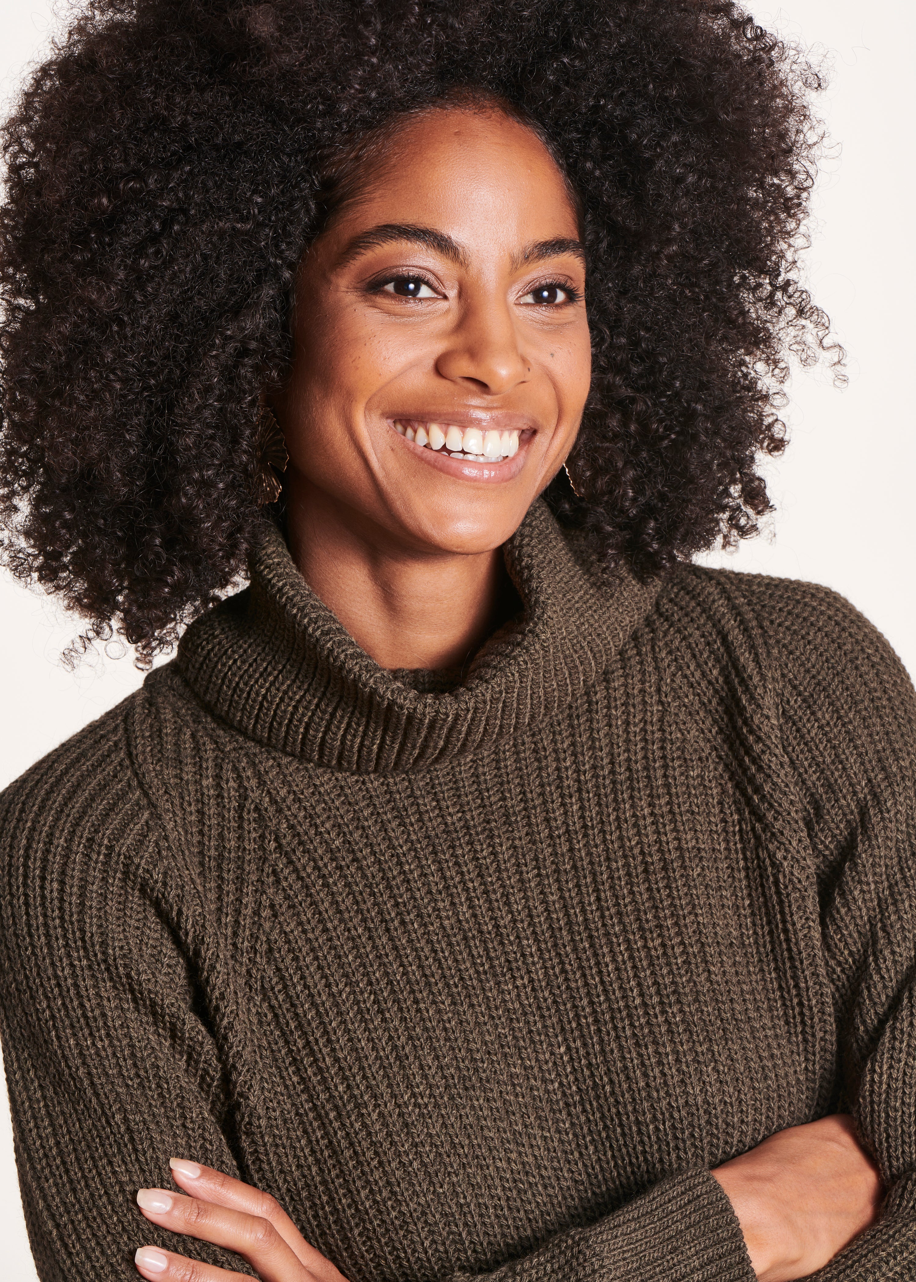 Loose khaki sweater with ball neck in pearl ribbing