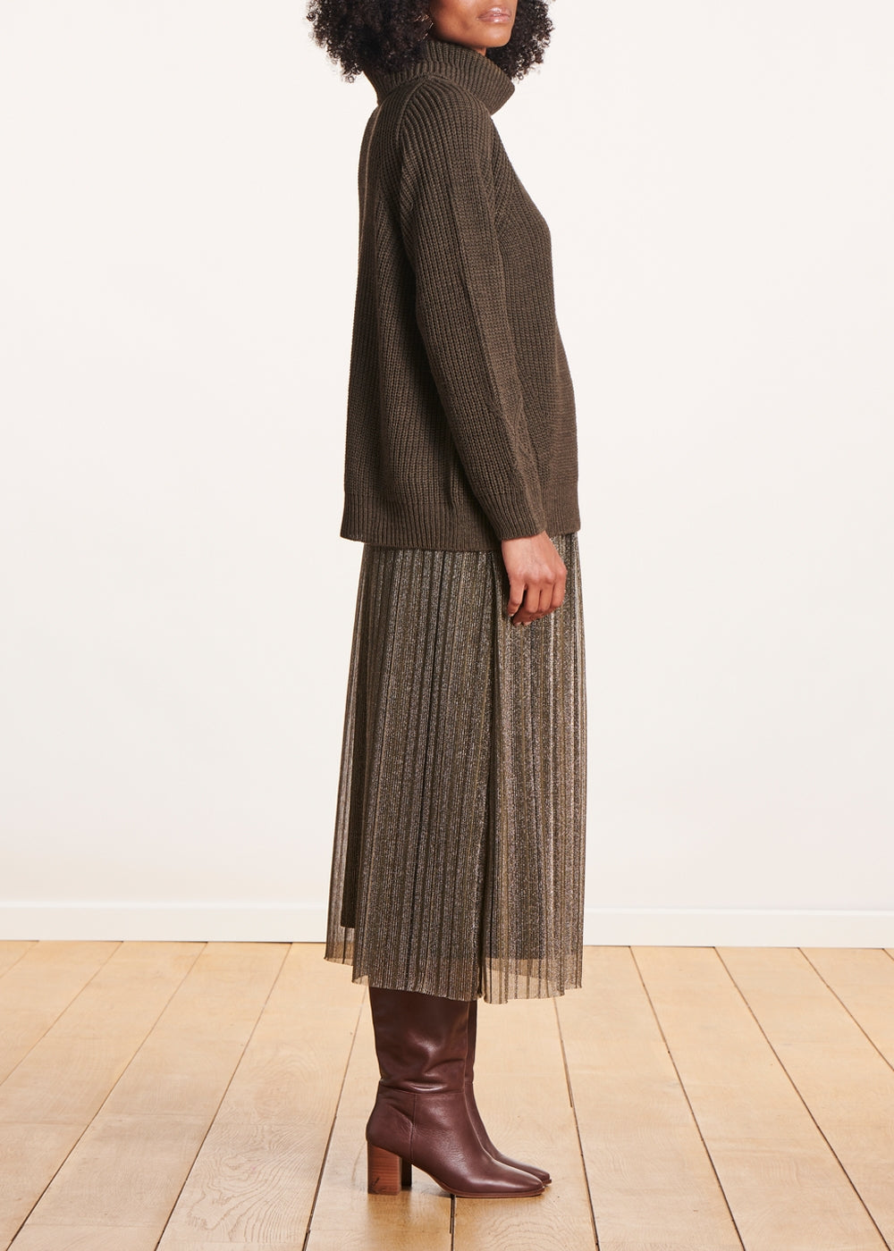 Loose khaki sweater with ball neck in pearl ribbing
