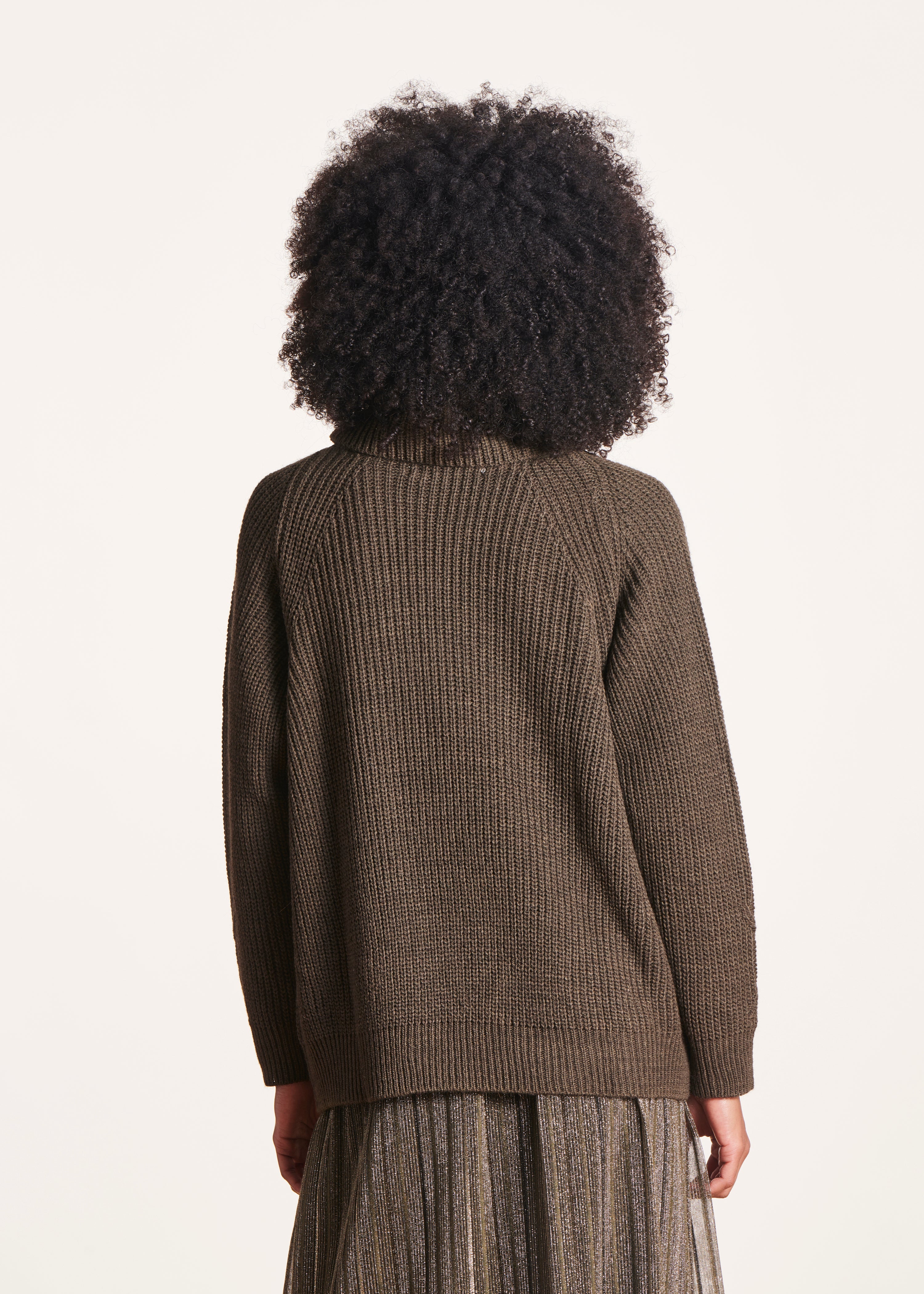 Loose khaki sweater with ball neck in pearl ribbing