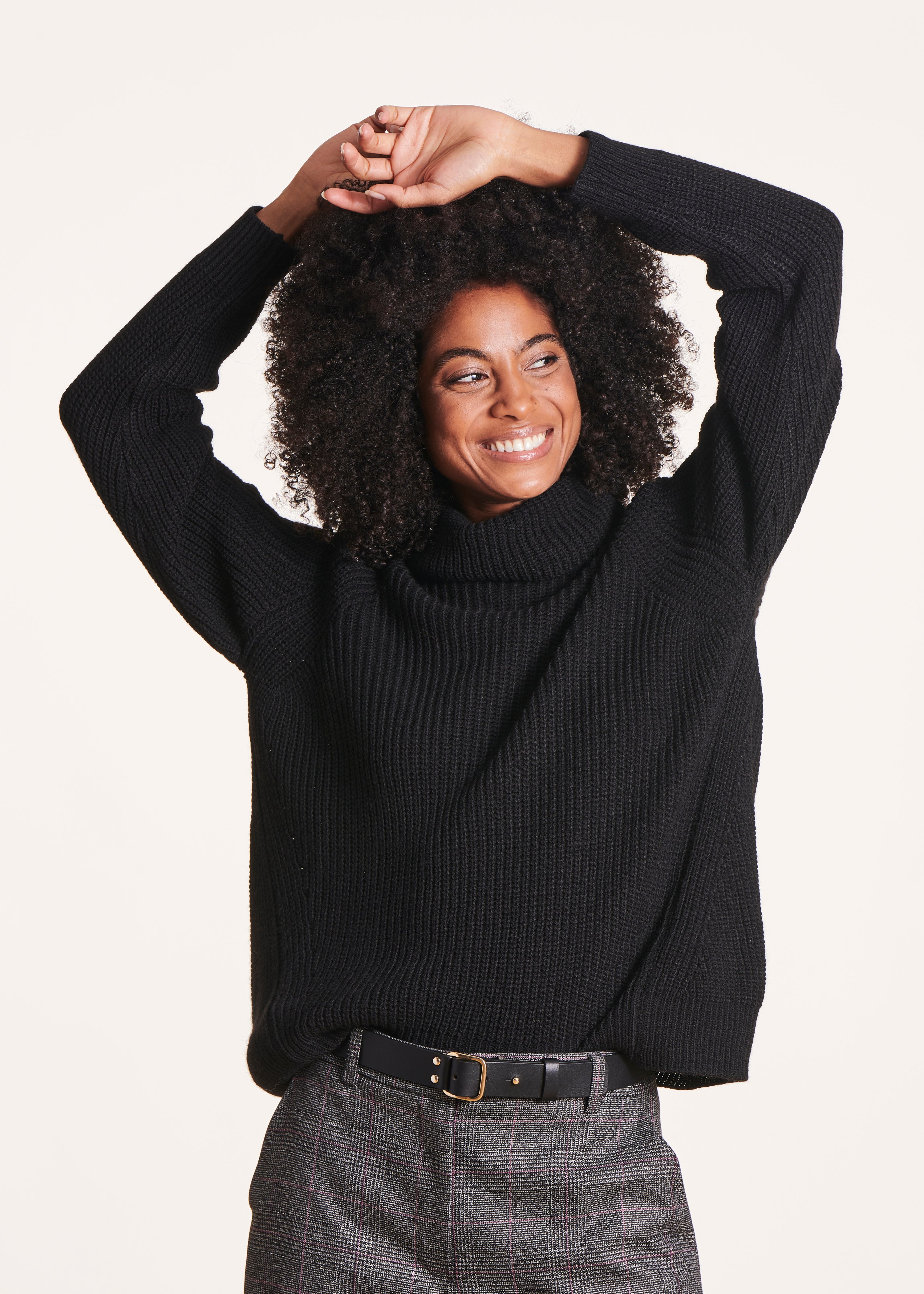 Loose black sweater with ball neck in pearl ribbing