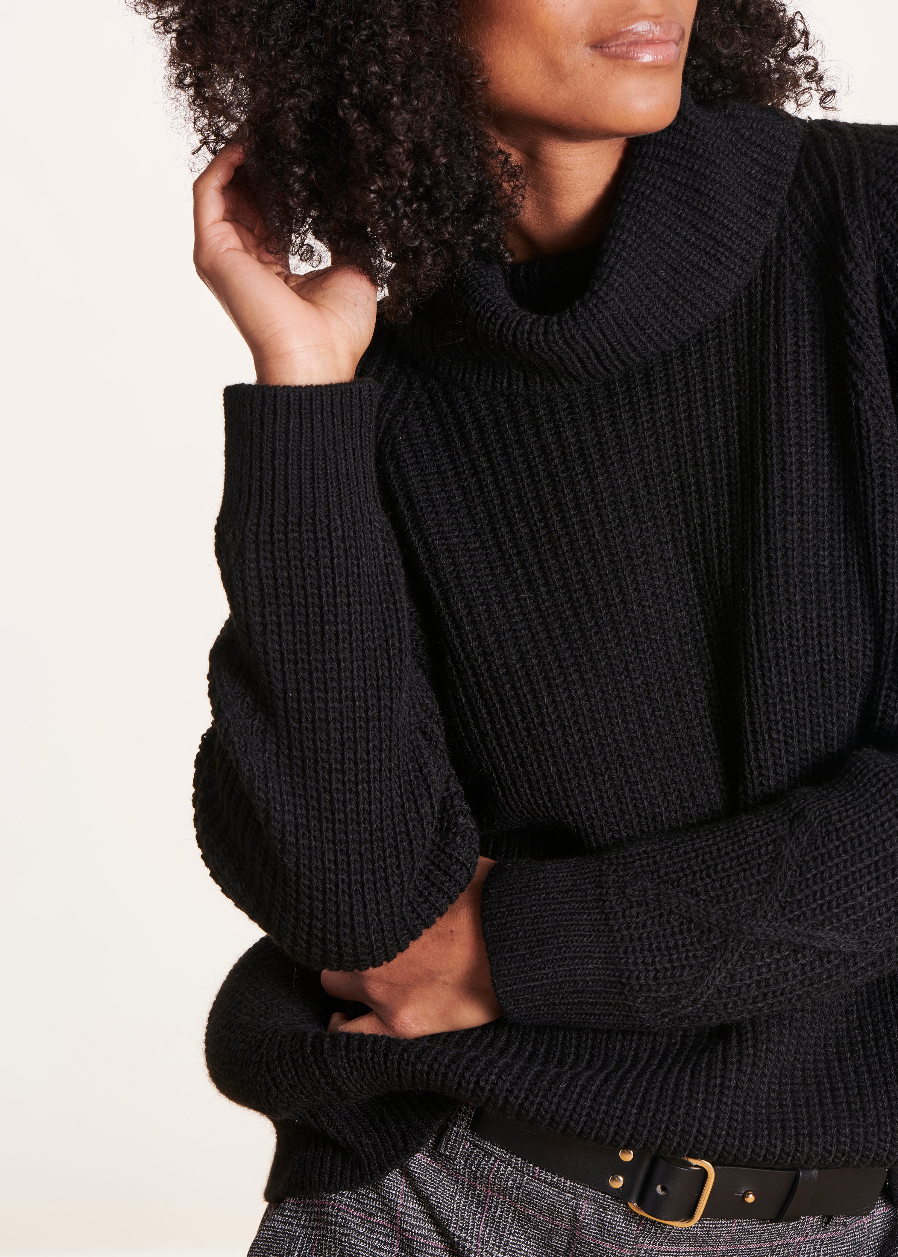 Loose black sweater with ball neck in pearl ribbing