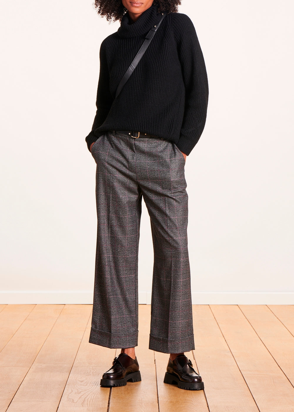 Loose black sweater with ball neck in pearl ribbing