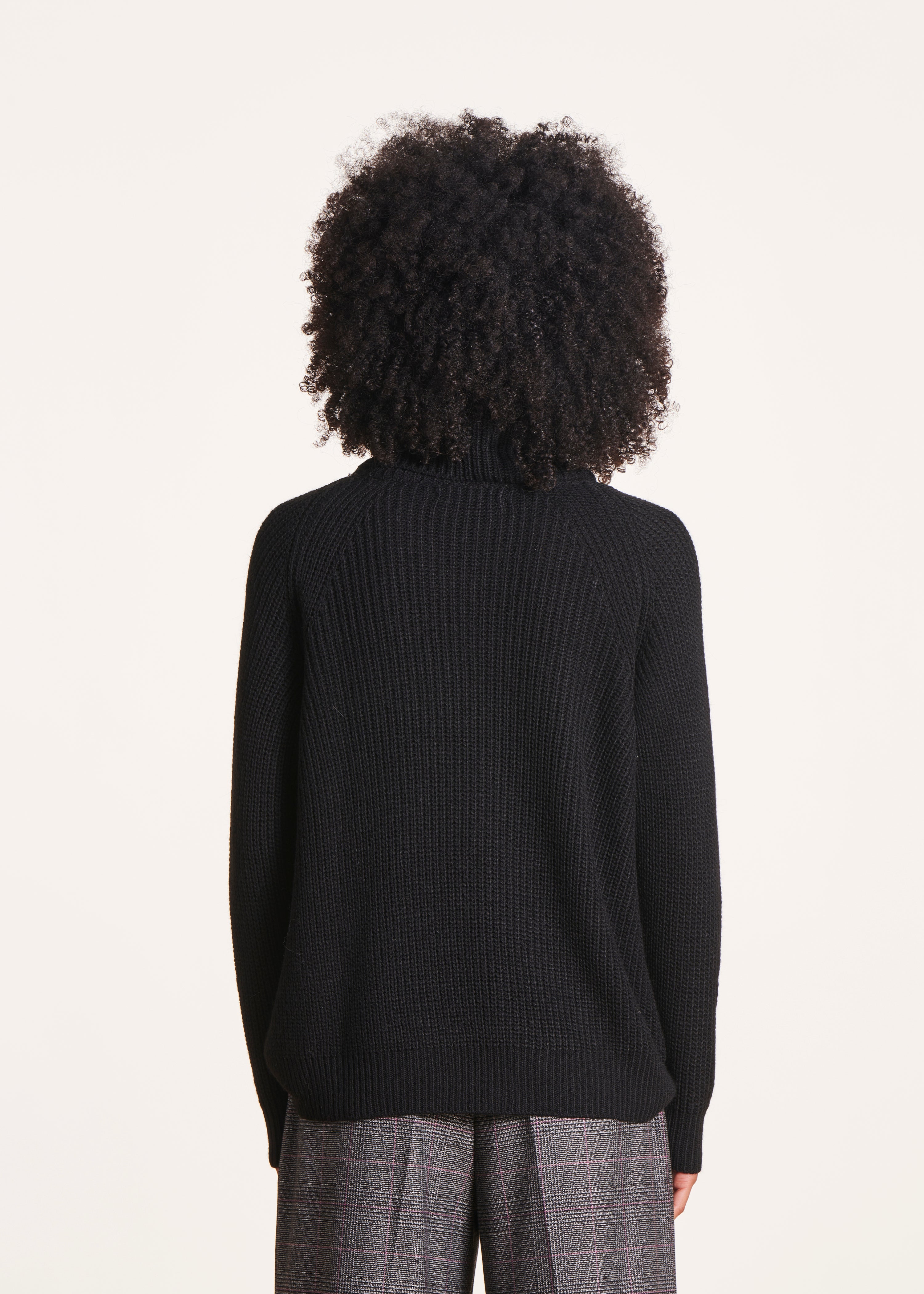 Loose black sweater with ball neck in pearl ribbing