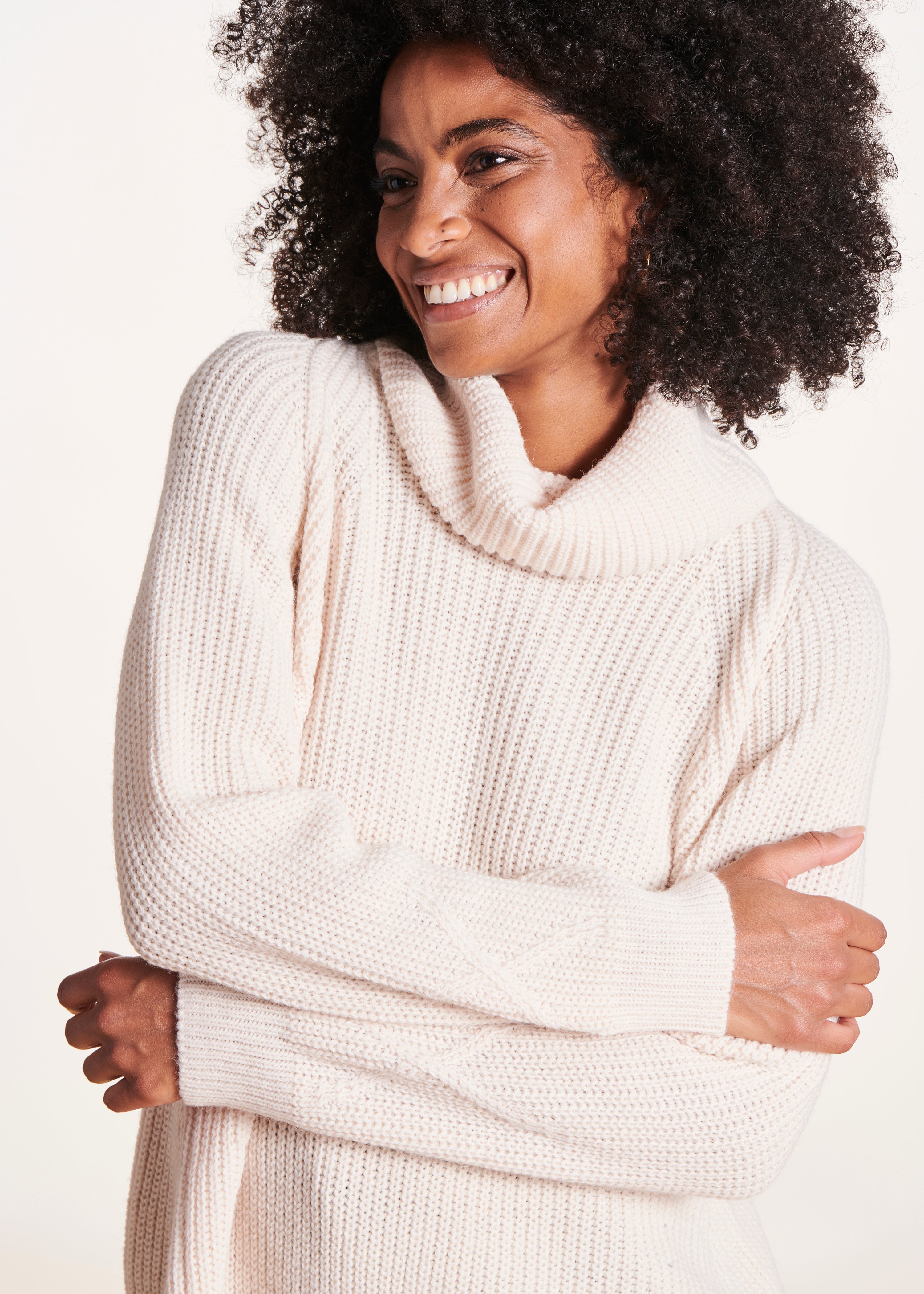 Loose ecru sweater with ball neck in pearl ribbing