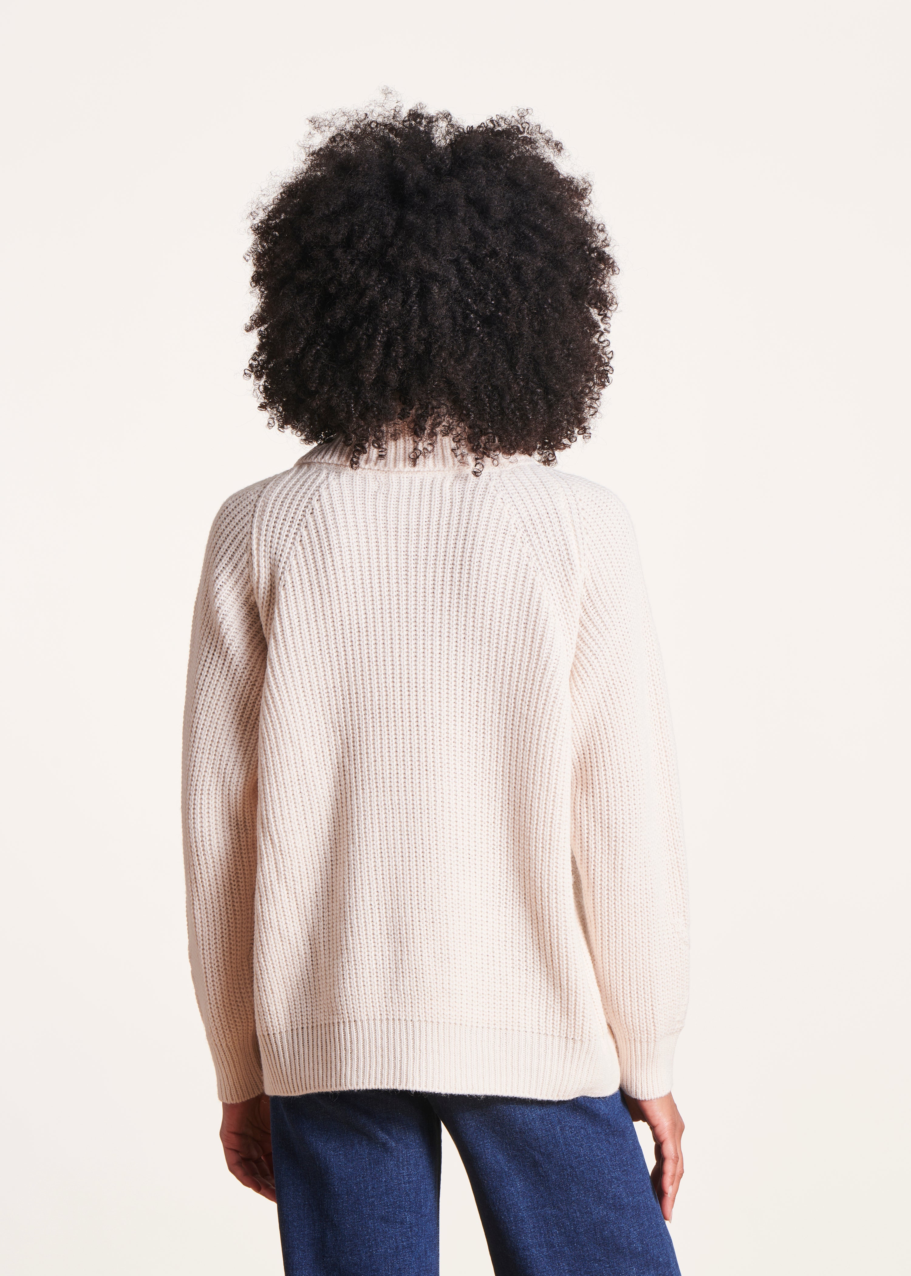 Loose ecru sweater with ball neck in pearl ribbing