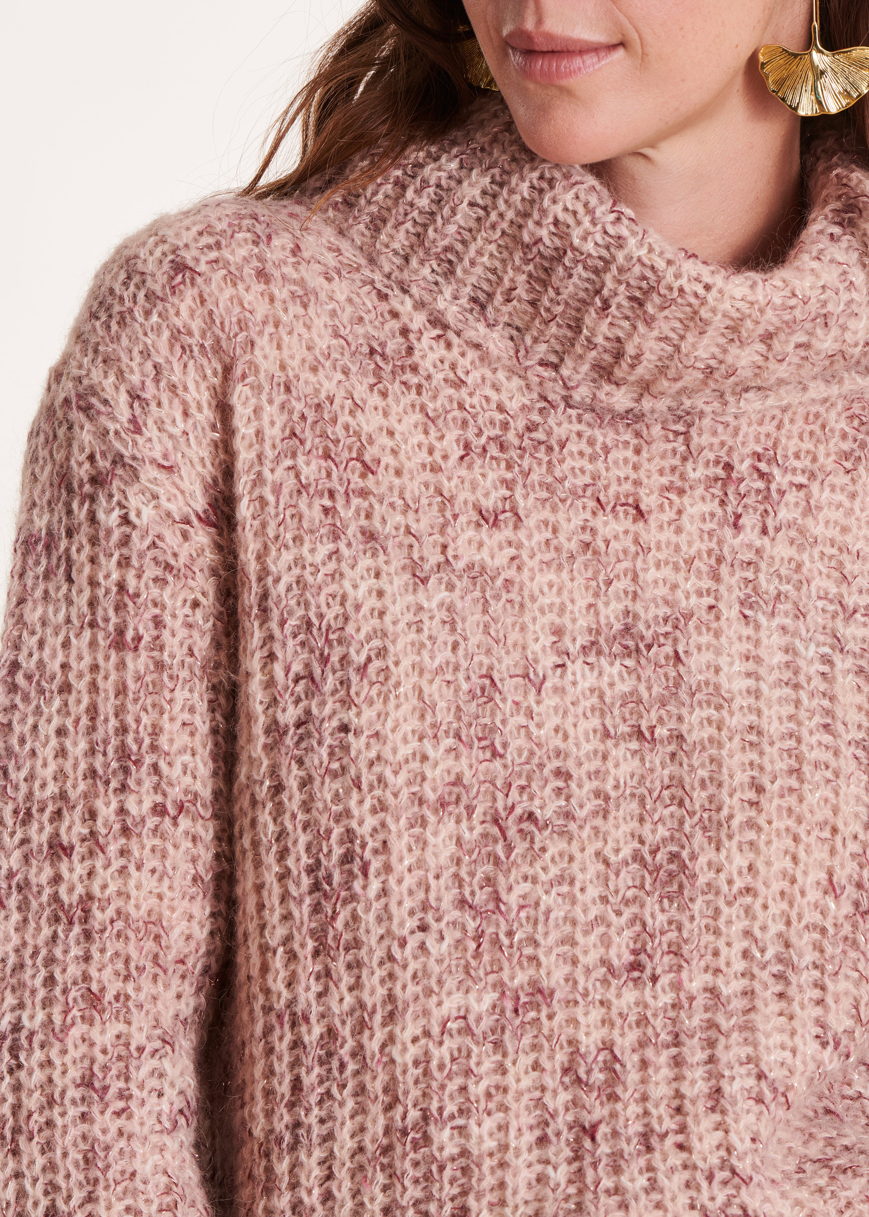 Blassrosa Pullover mit Bubikragen aus irisierender Maschenware