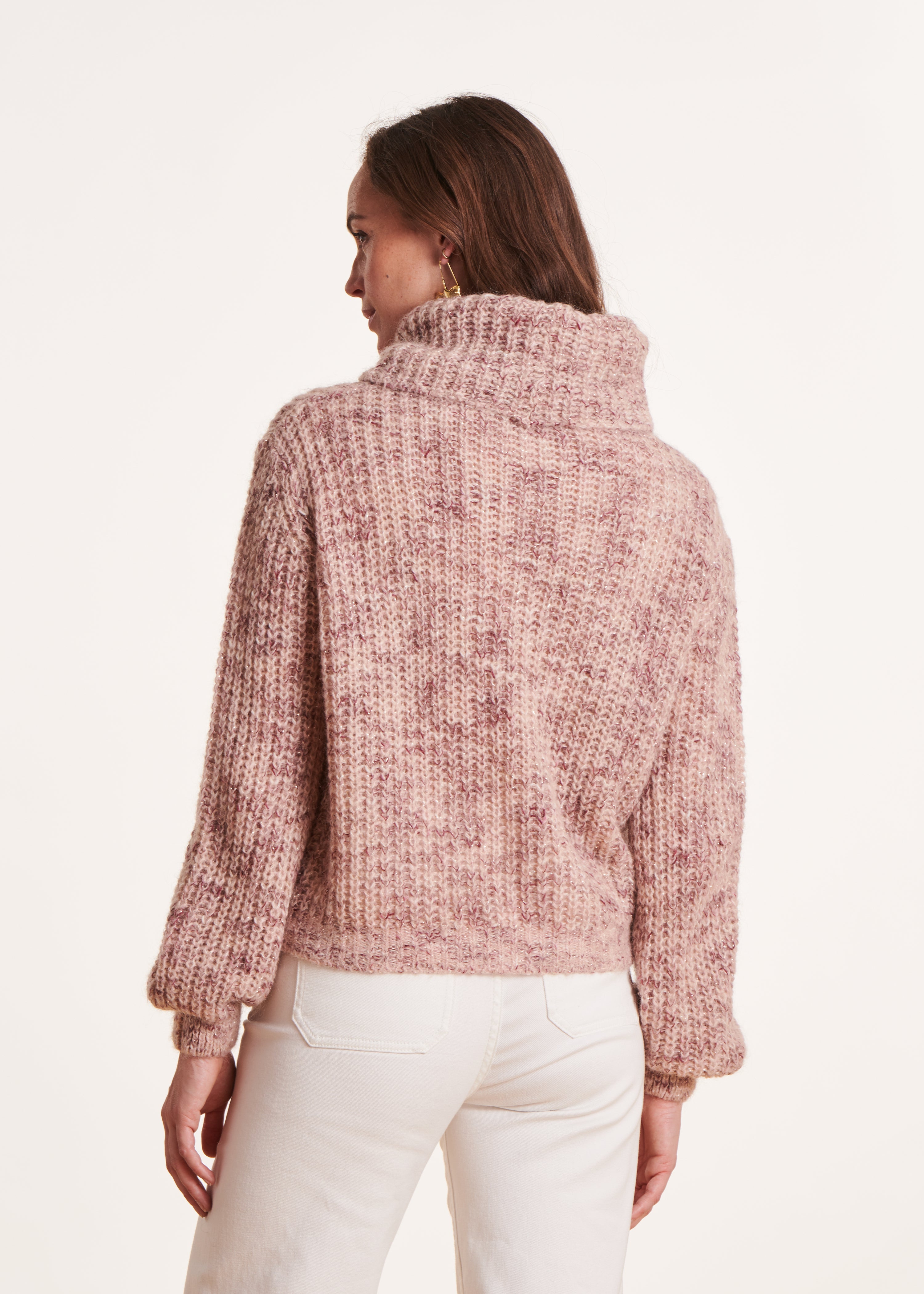 Blassrosa Pullover mit Bubikragen aus irisierender Maschenware