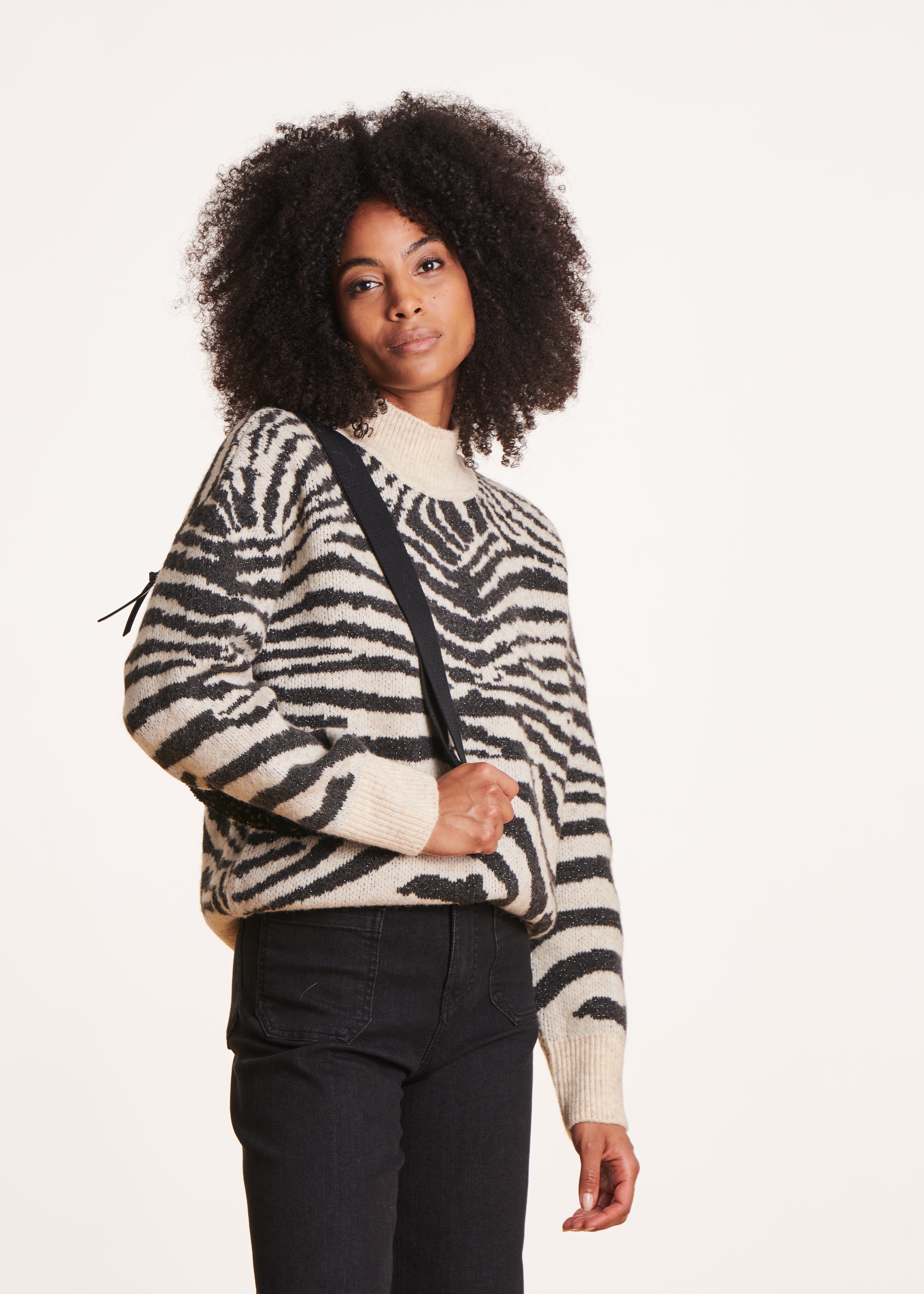 Loose-fitting black and white zebra jumper