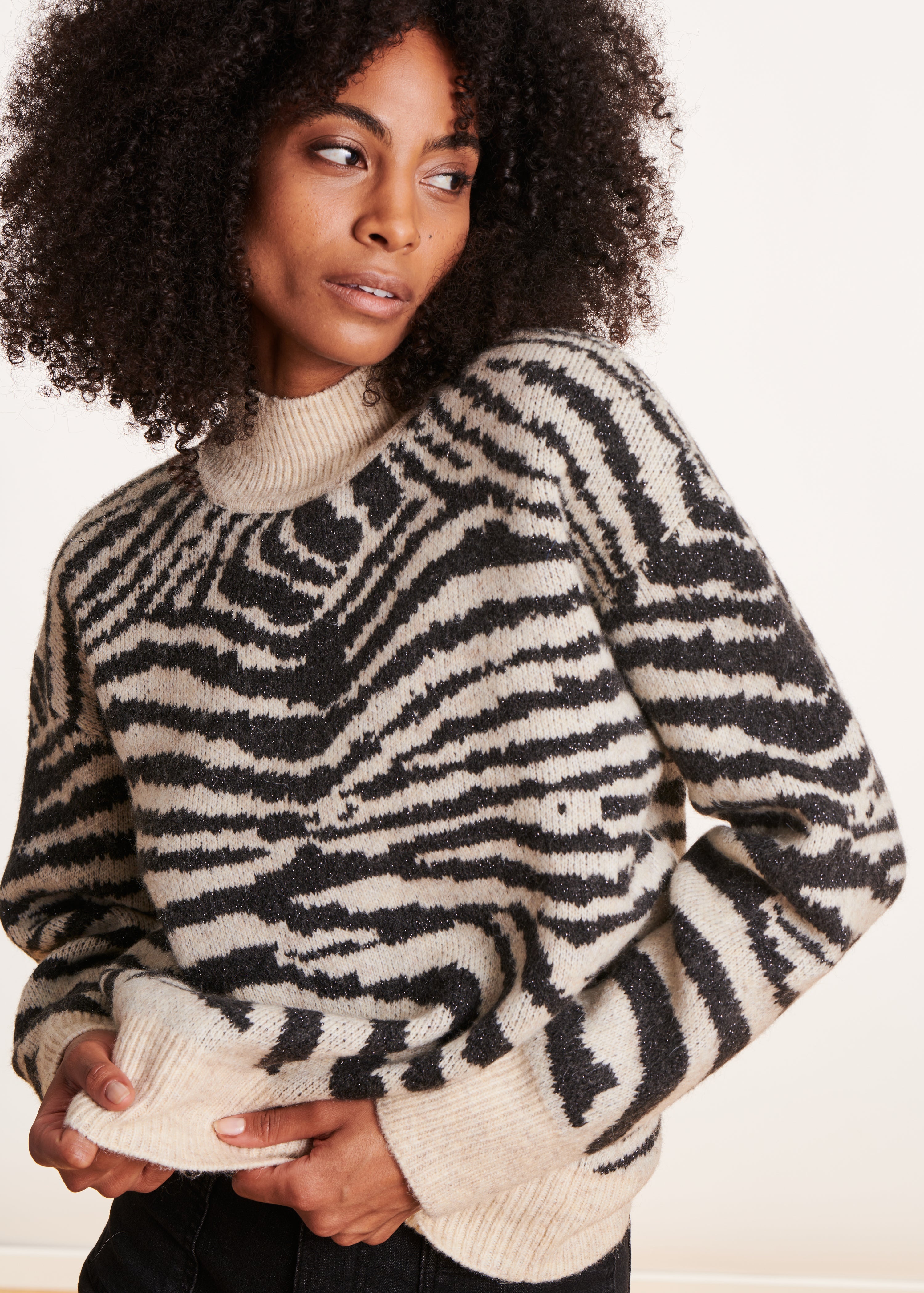 Loose-fitting black and white zebra jumper