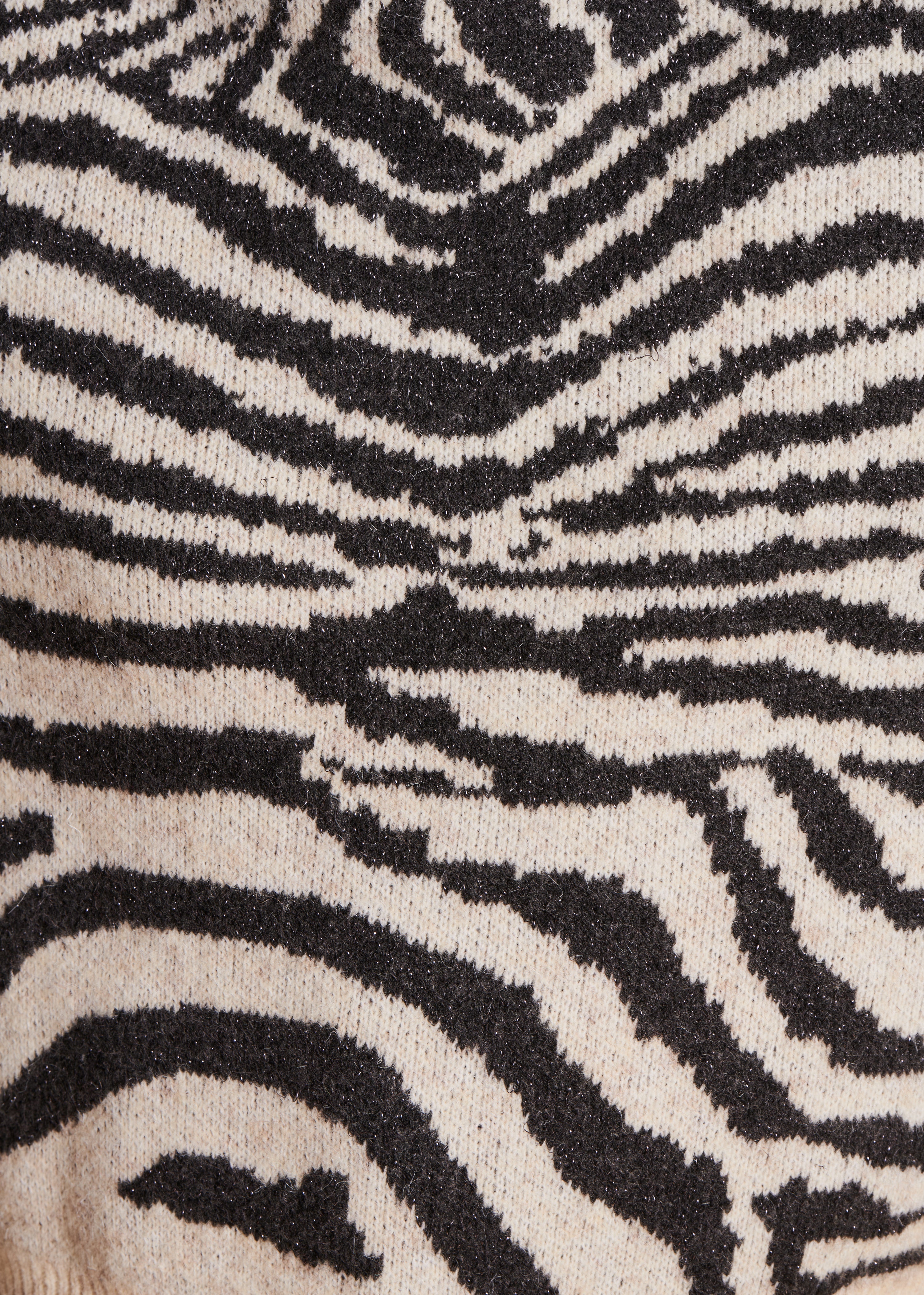 Loose-fitting black and white zebra jumper