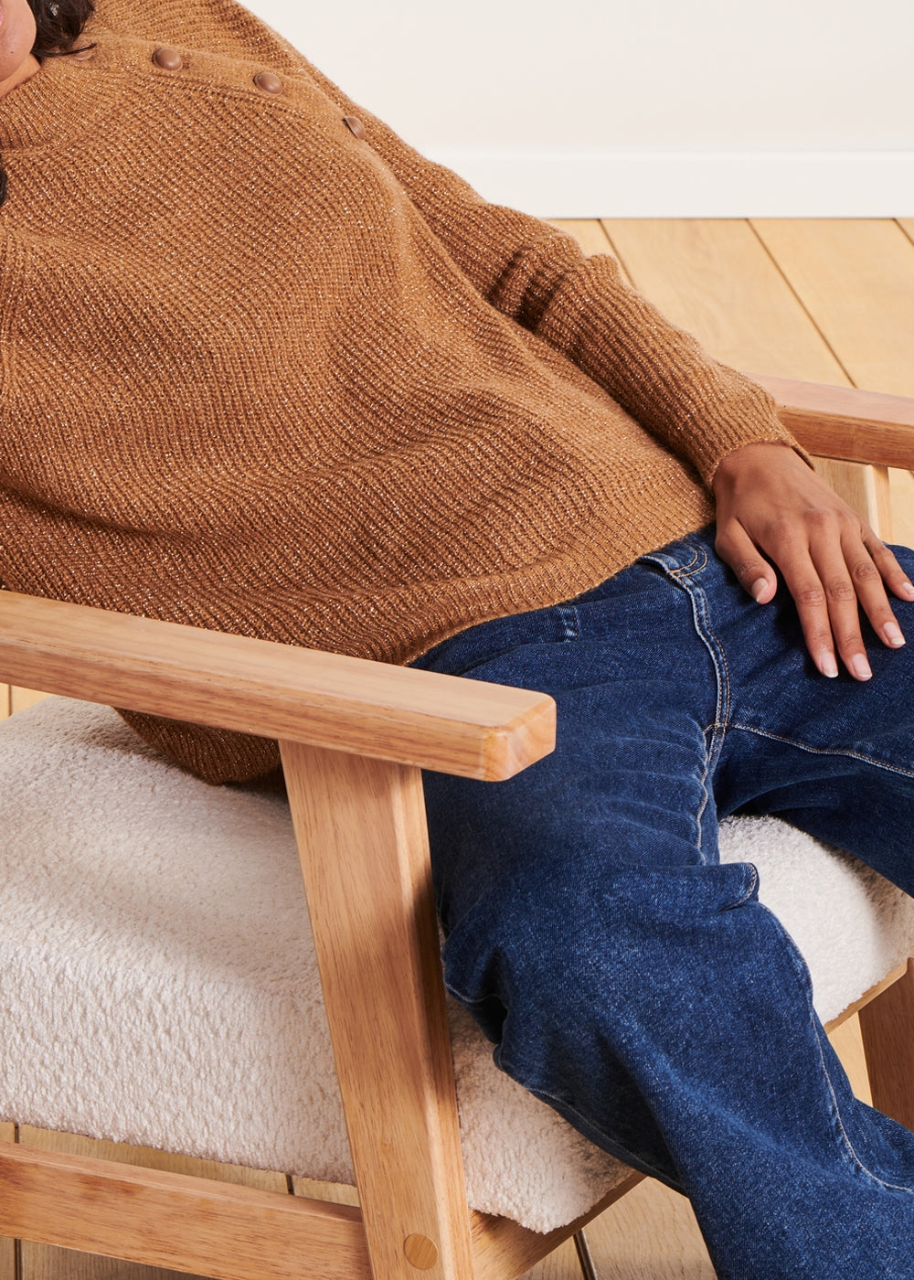 Kamelfarbener, schillernder Pullover mit Knopfleiste an der Schulter