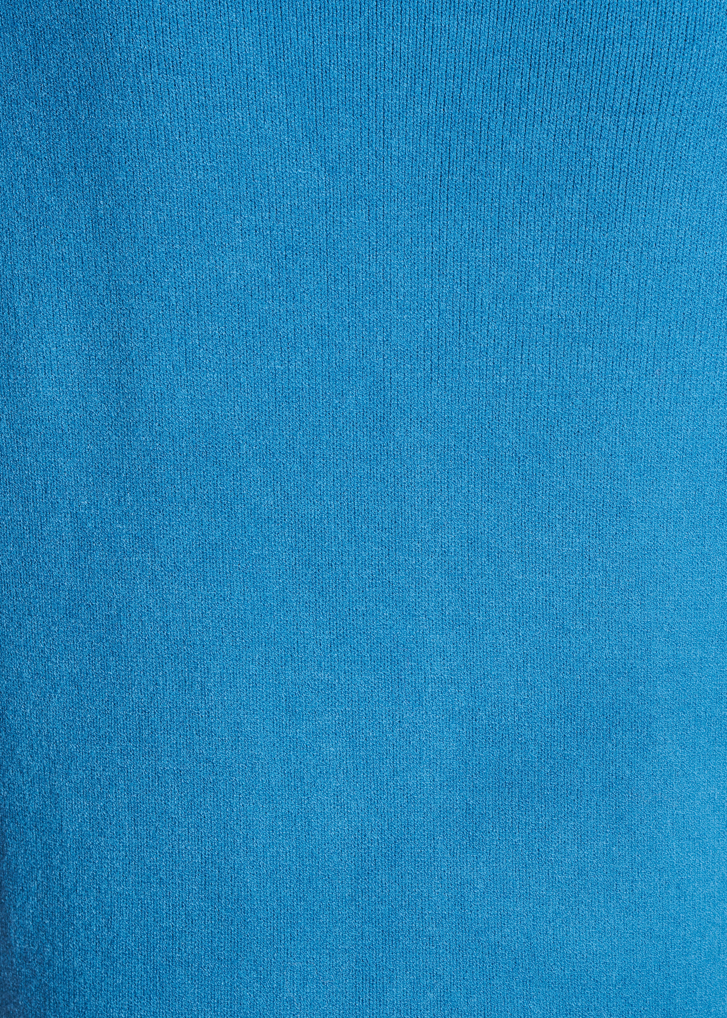 Straight blue V-neck jumper