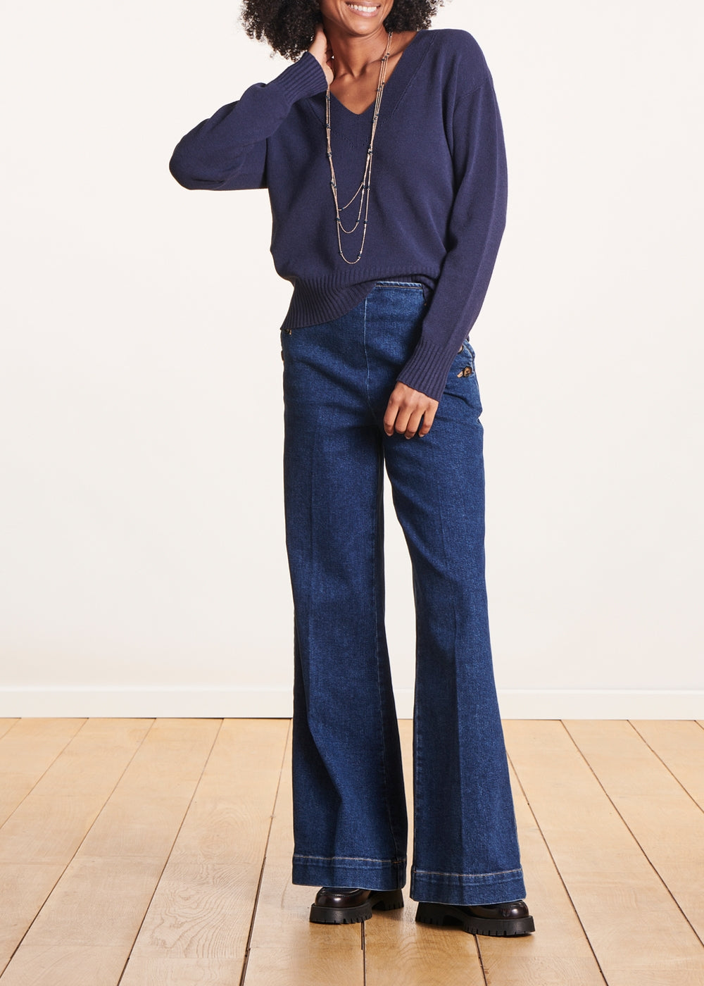 Maglione blu navy con scollo a V