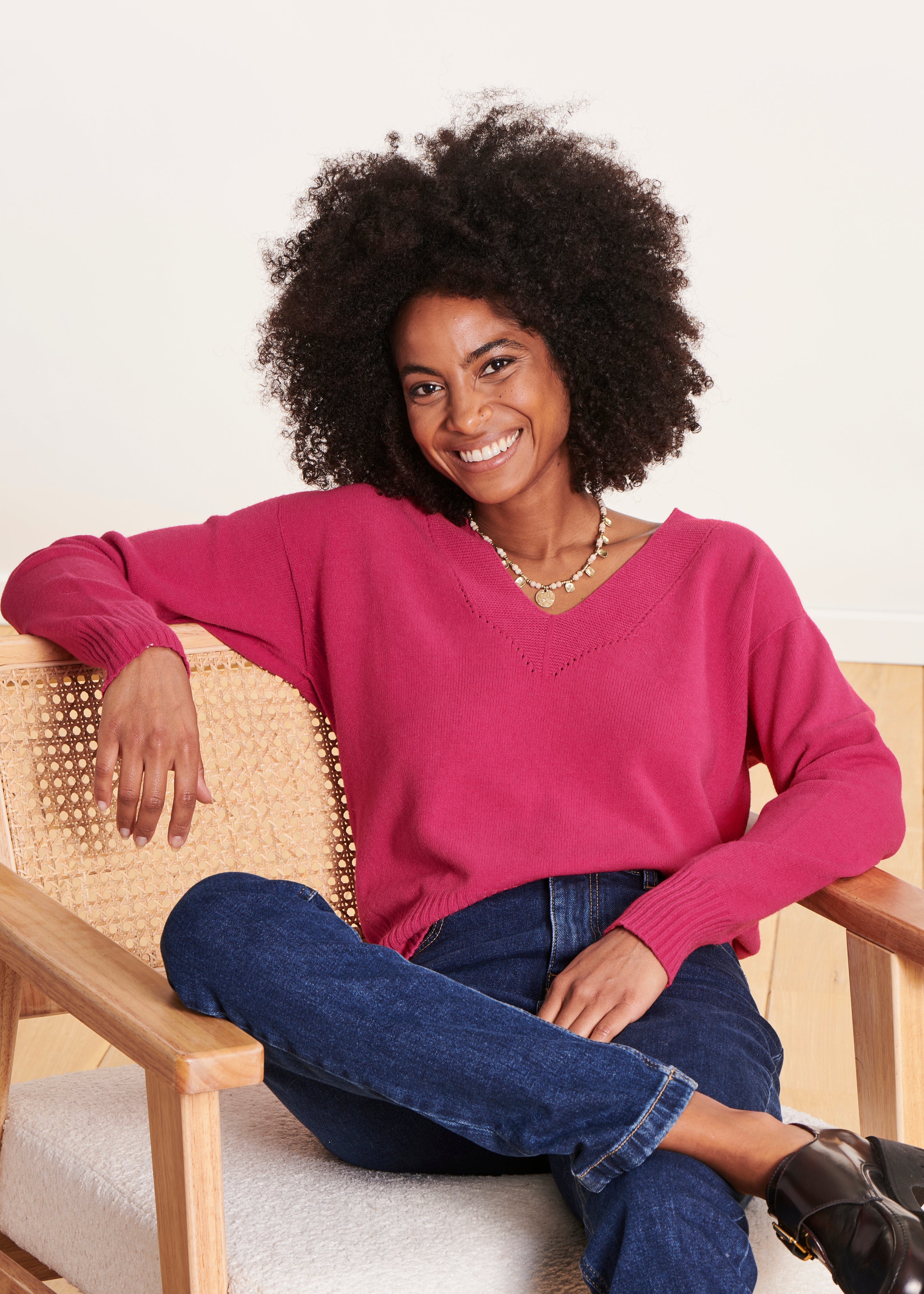 Gerade geschnittener Pullover mit V-Ausschnitt in Fuchsia-Pink