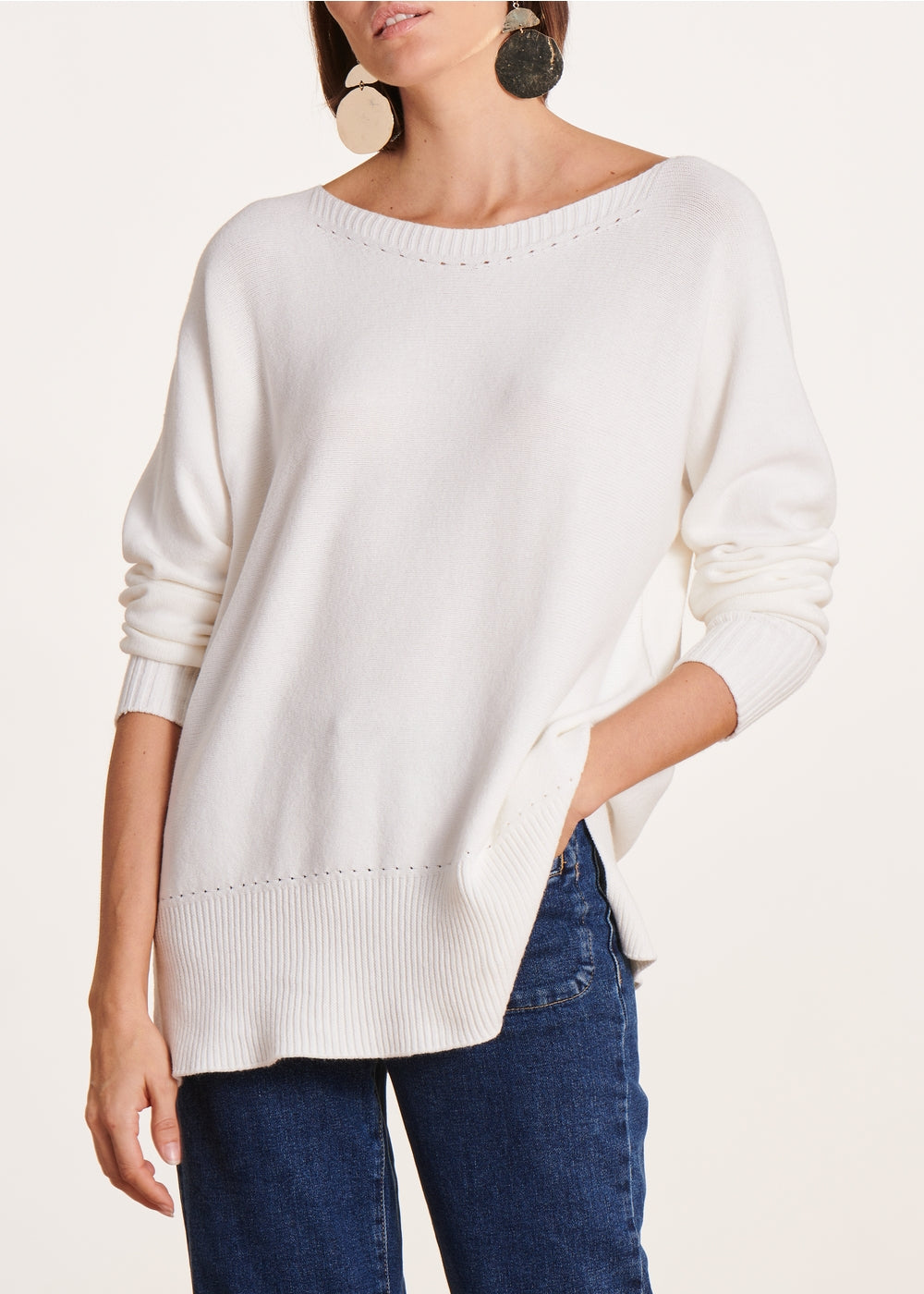Oversized ecru jumper in fine knit with boat neckline
