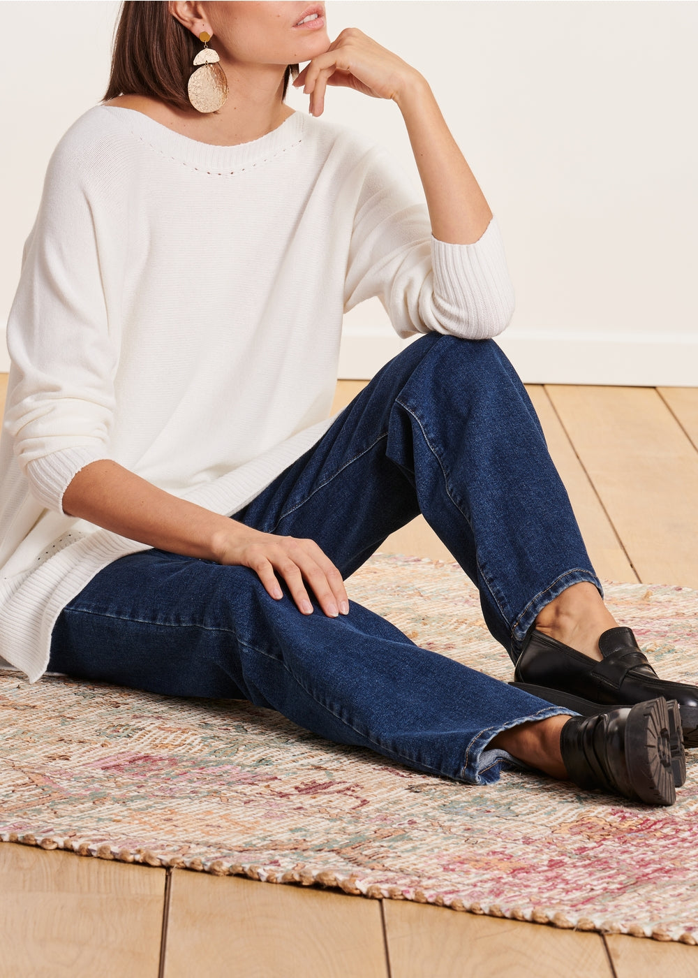 Maglia oversize ecrù in maglia fine con scollo a barca
