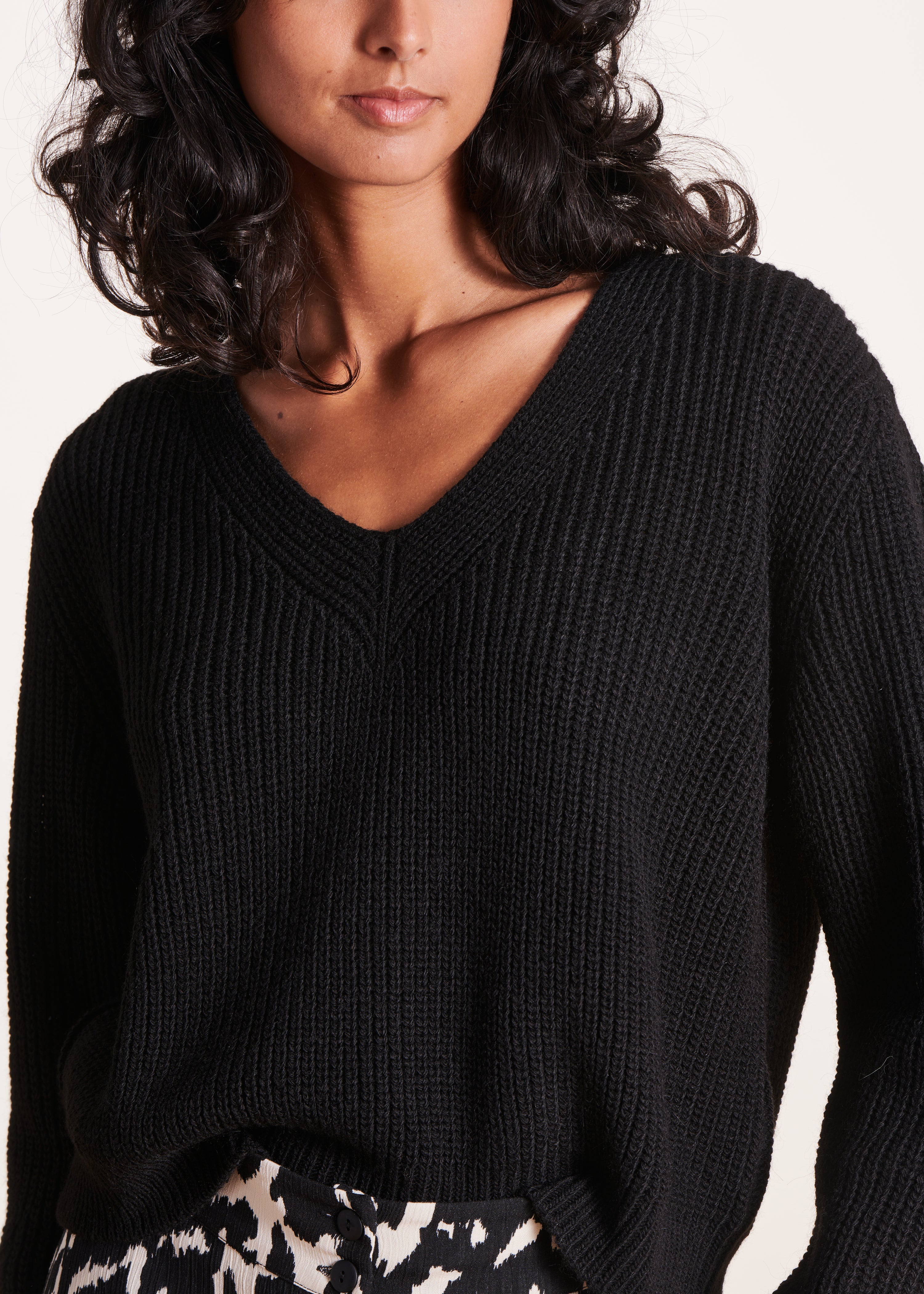 Pull noir court col V