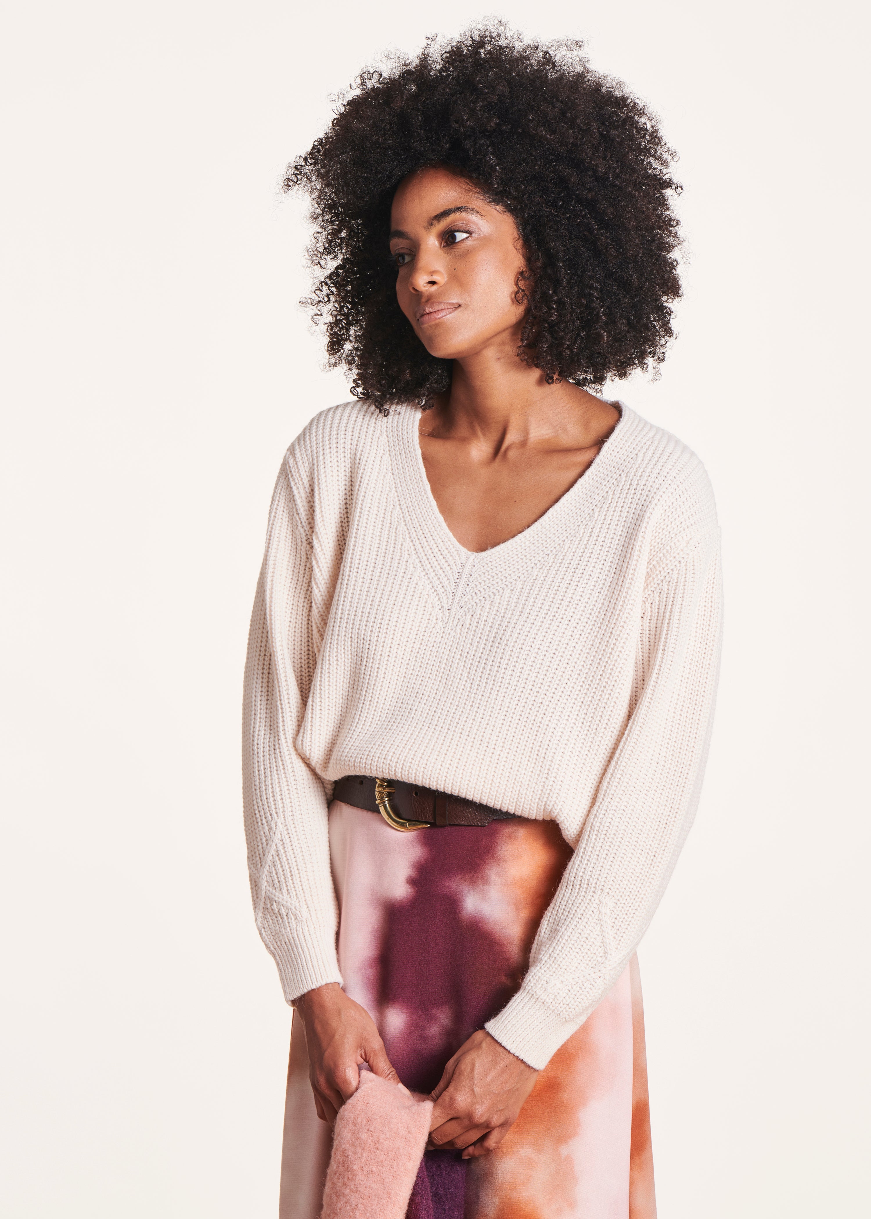 Short ecru V-neck sweater