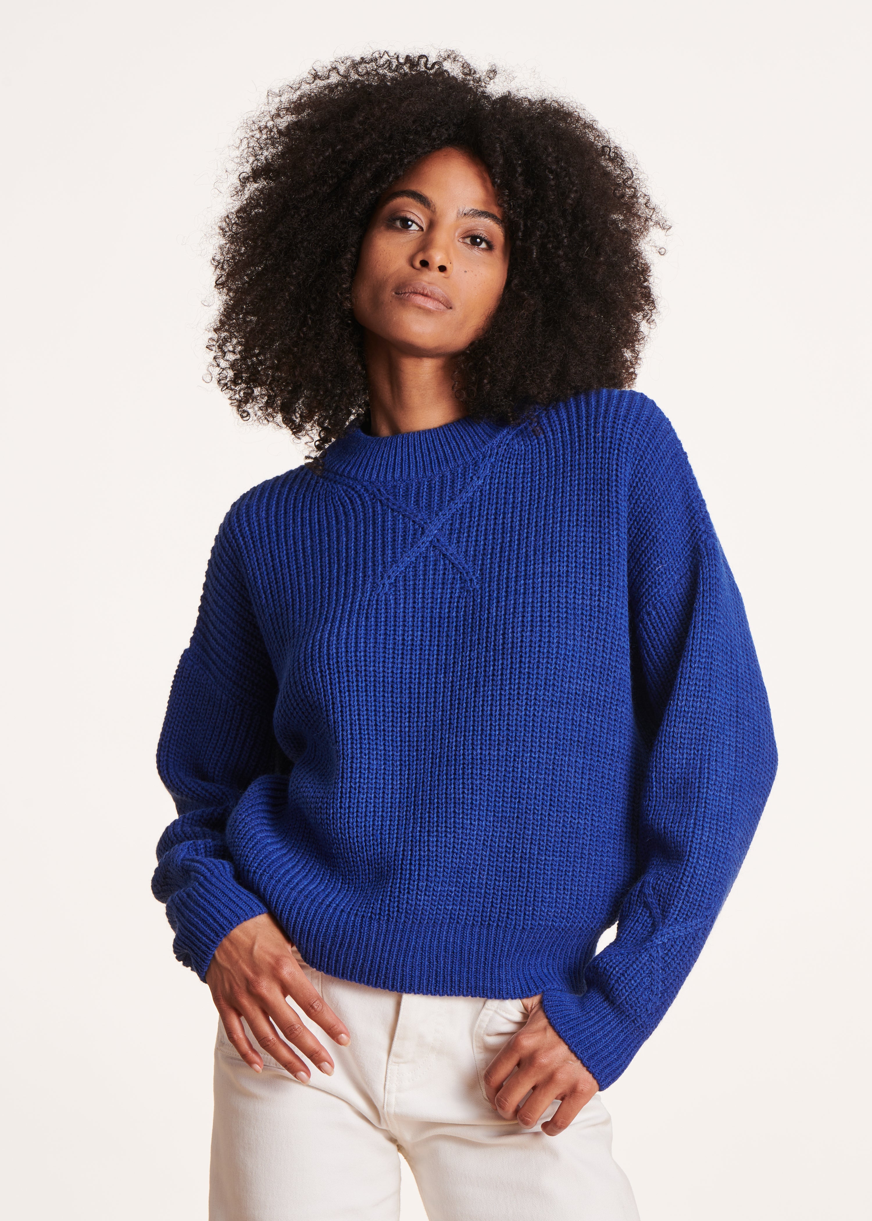 Blauer Pullover mit Stehkragen aus Perlenrippstrick