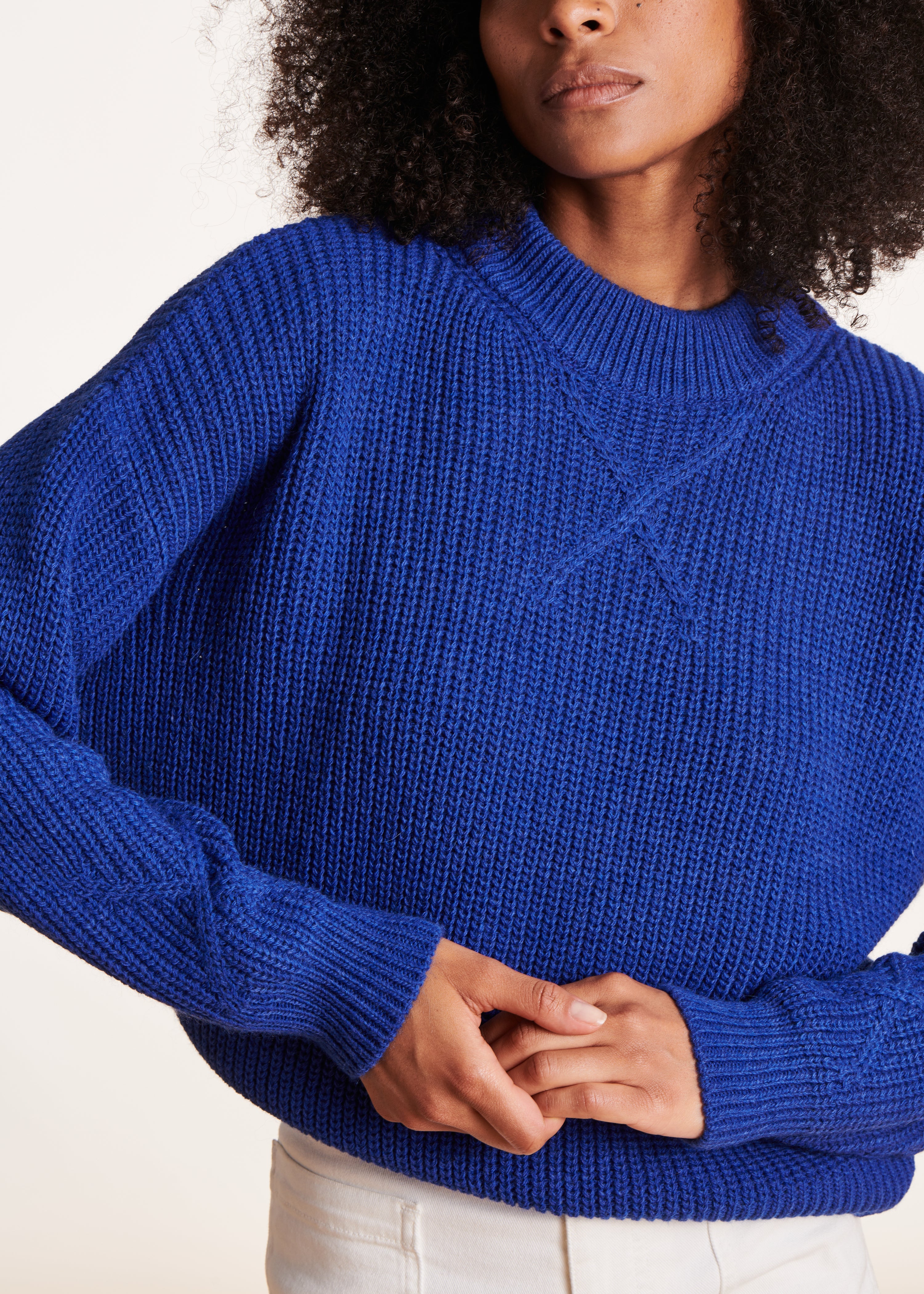 Blauer Pullover mit Stehkragen aus Perlenrippstrick