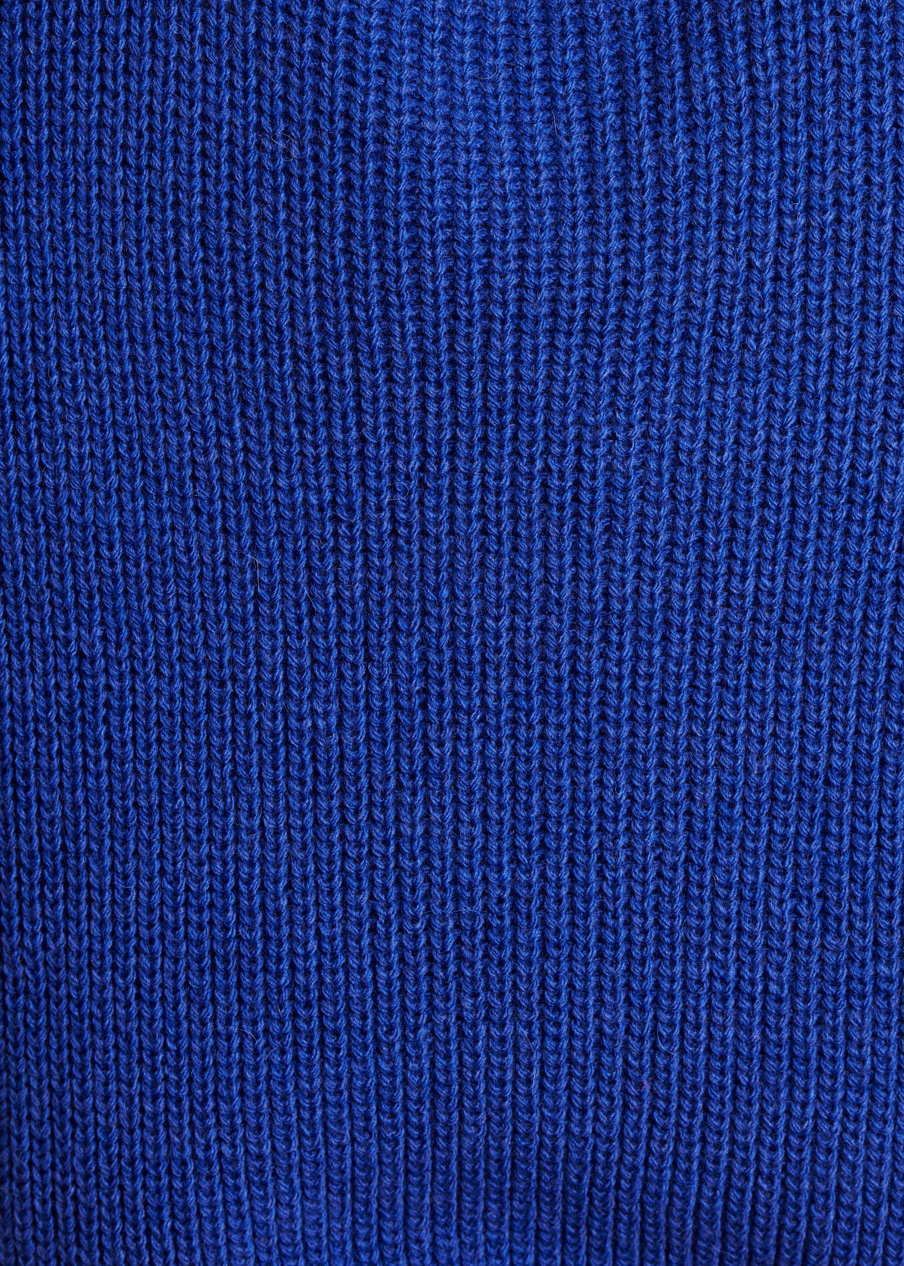 Blauer Pullover mit Stehkragen aus Perlenrippstrick