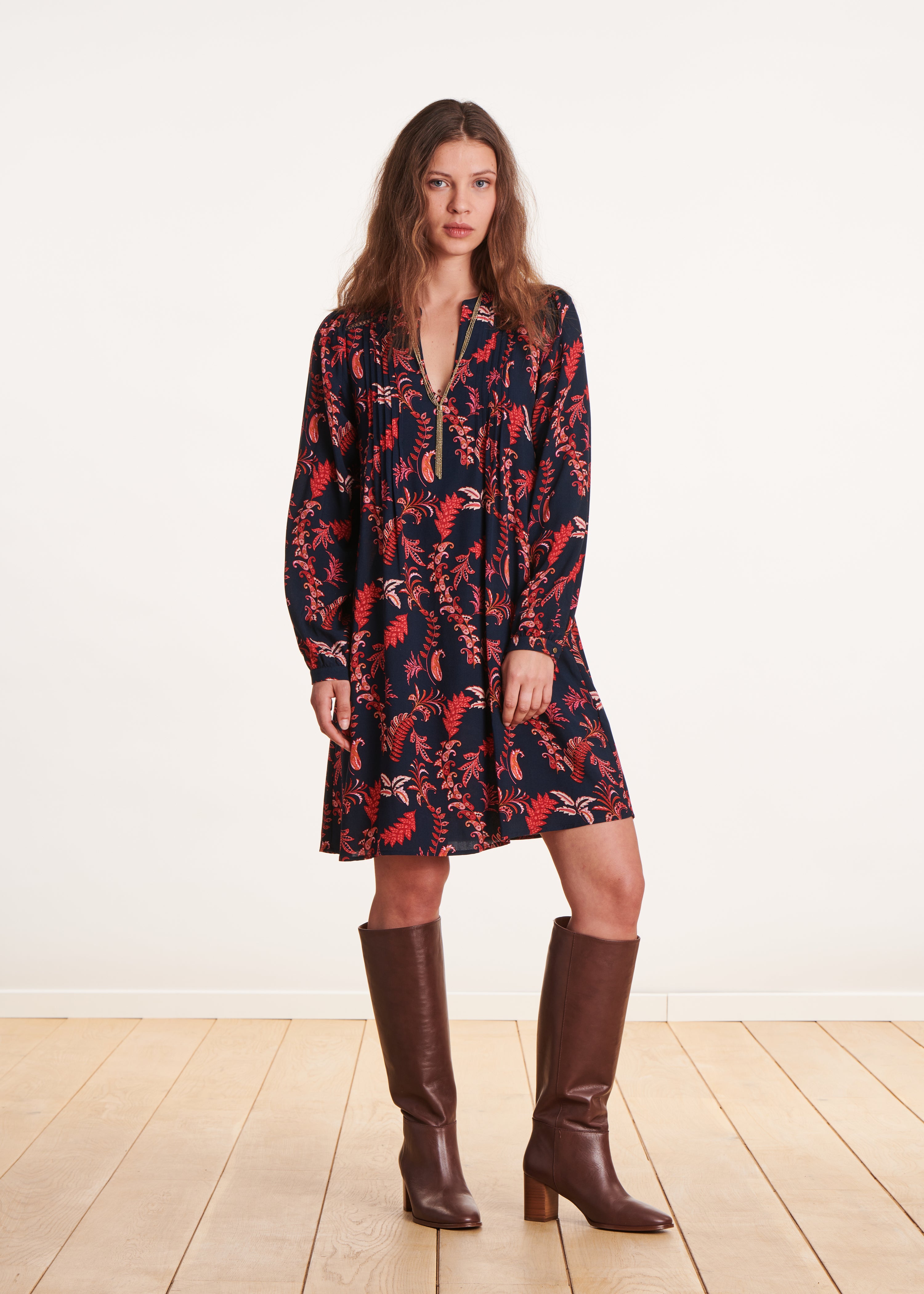 Robe courte à imprimé bleu et rouge