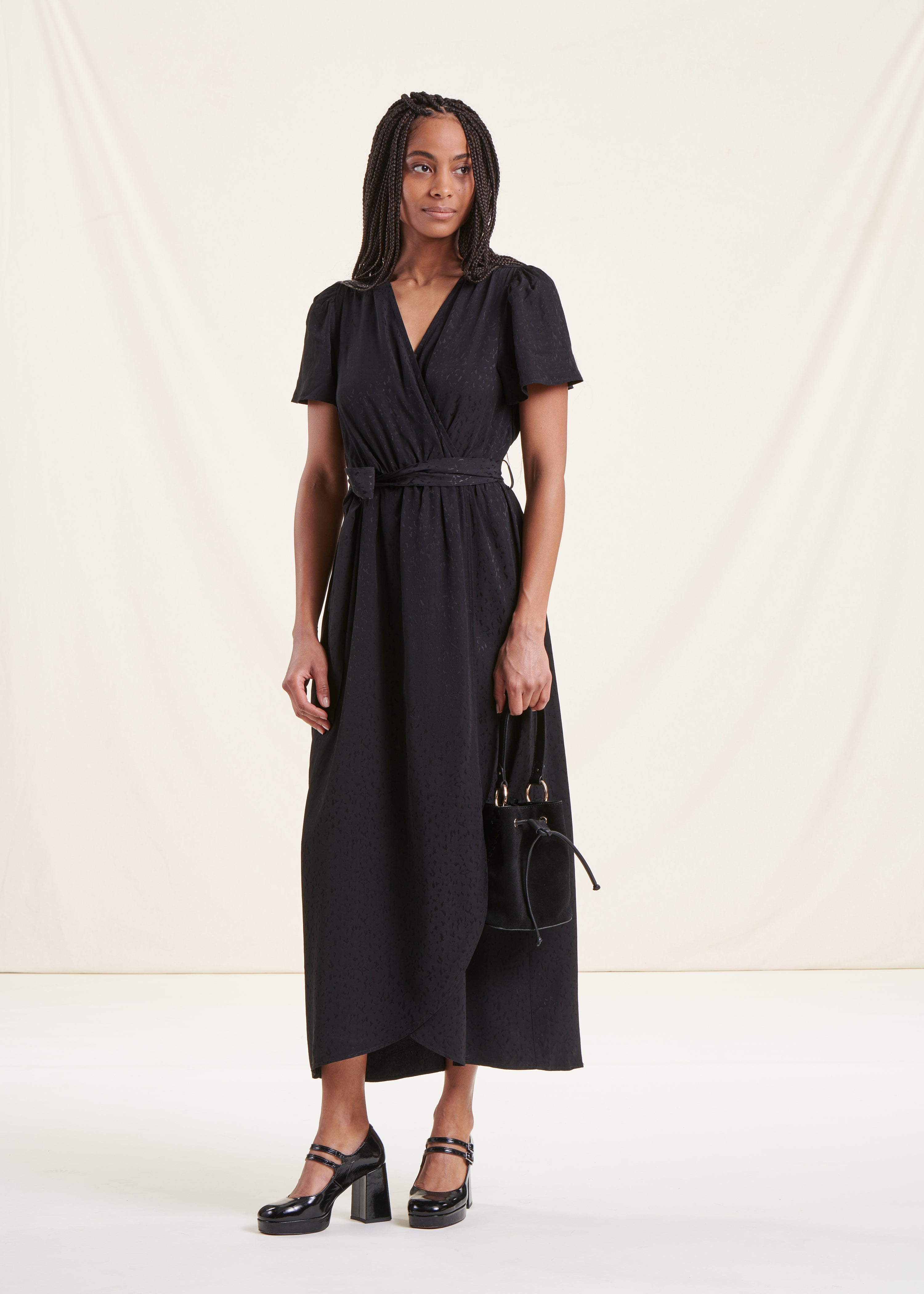 Robe longue cintrée noire à manches courtes