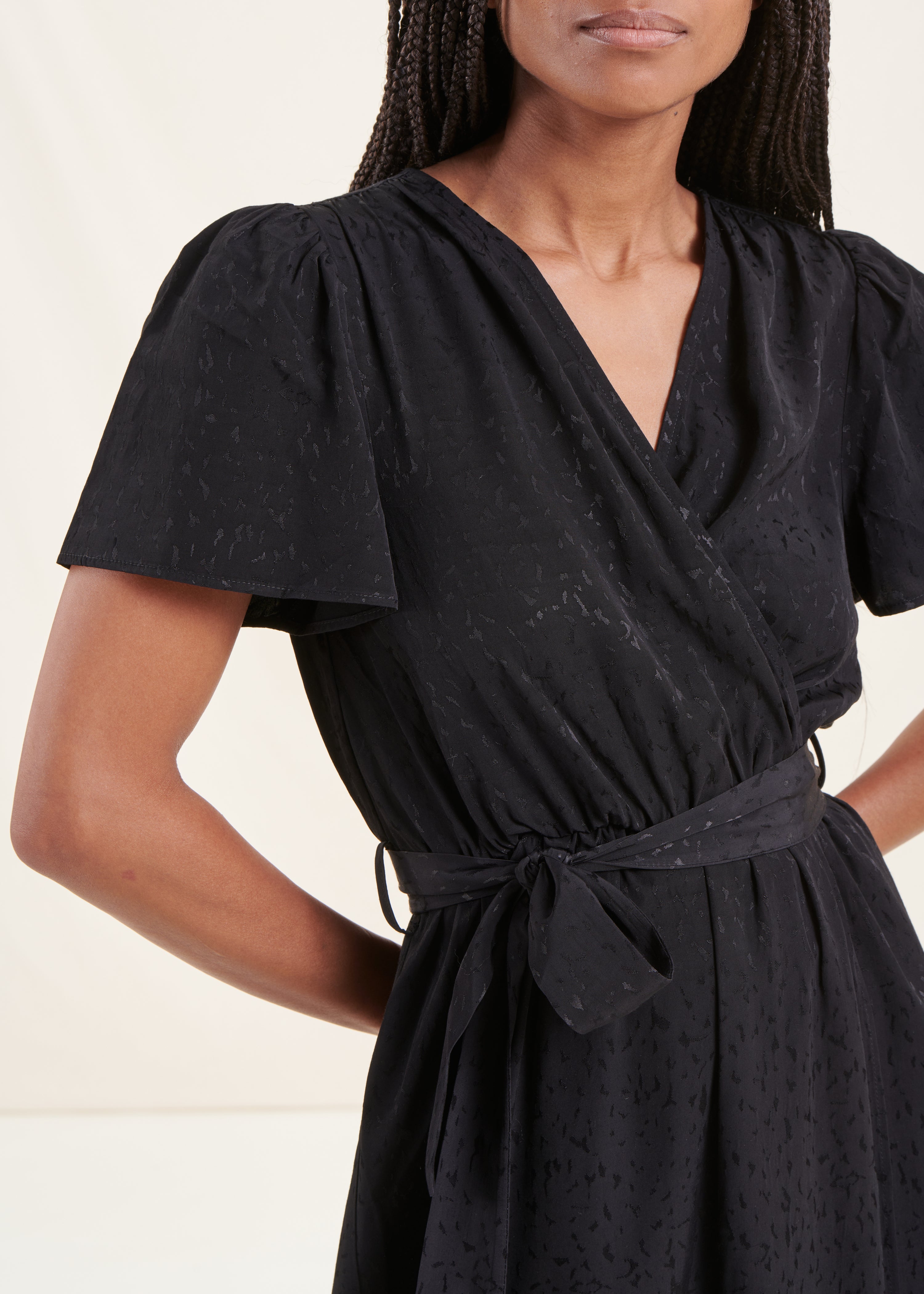 Robe longue cintrée noire à manches courtes