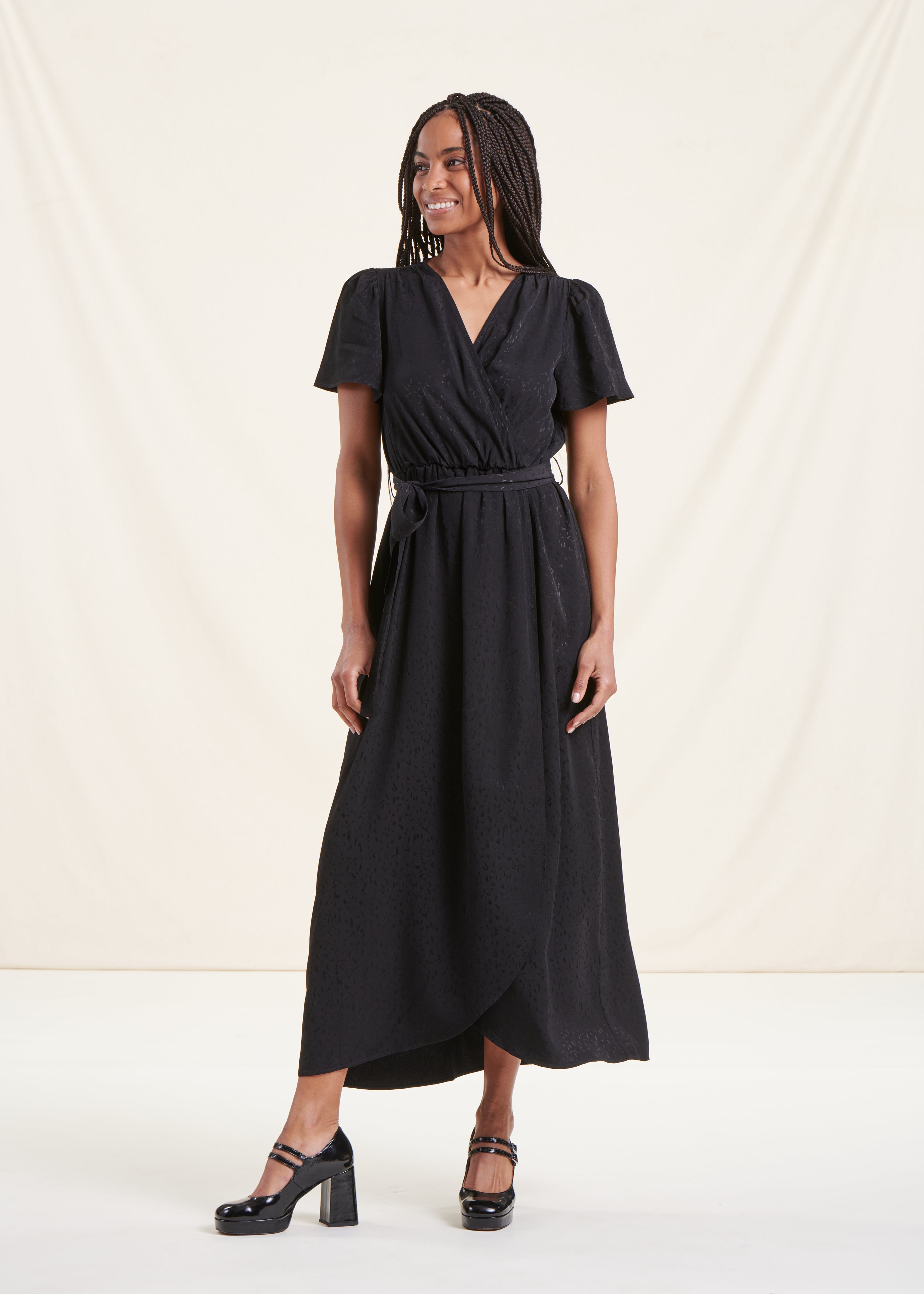 Robe longue cintrée noire à manches courtes