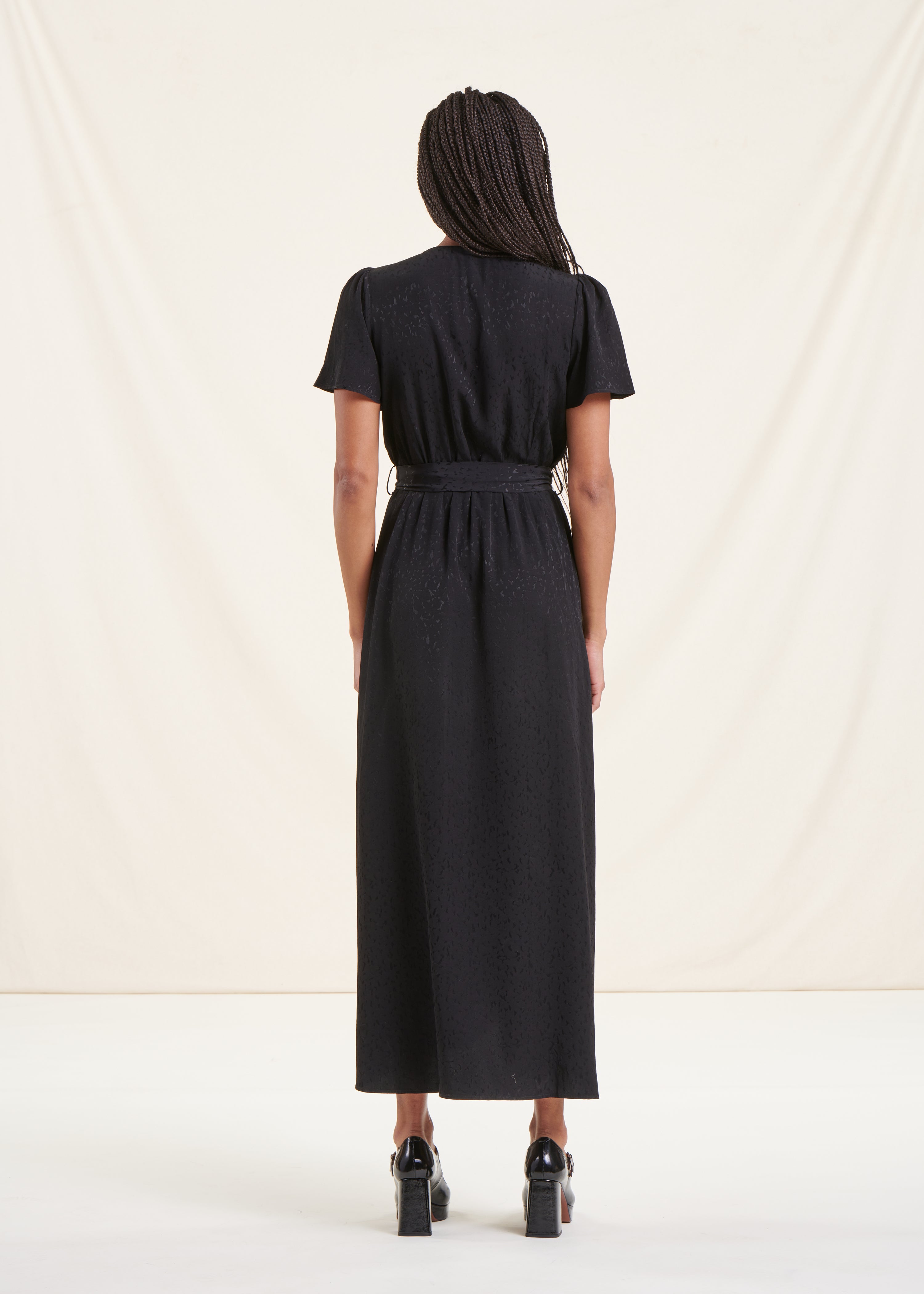 Robe longue cintrée noire à manches courtes