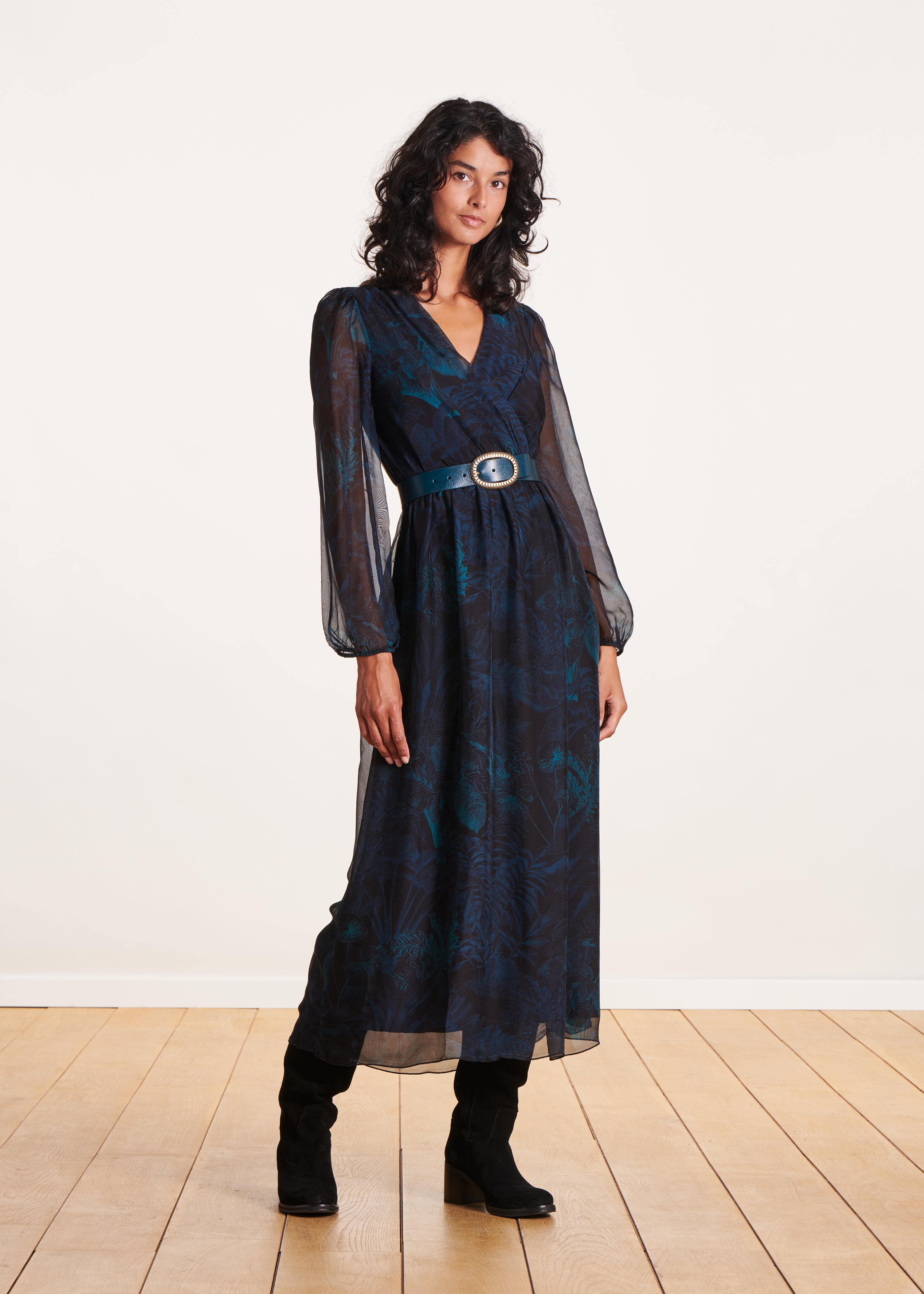 Robe longue en voile imprimé noir et bleu