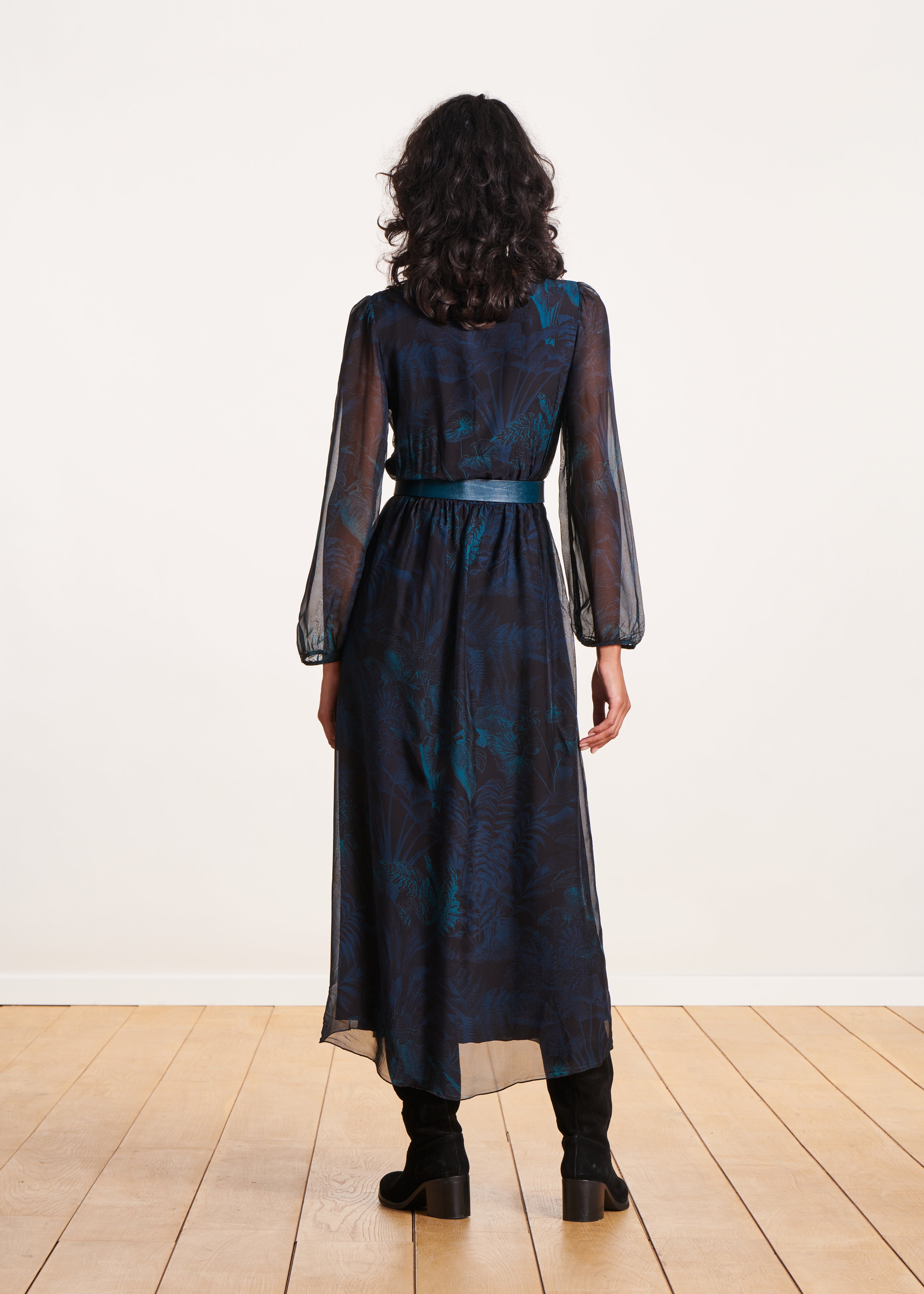 Robe longue en voile imprimé noir et bleu