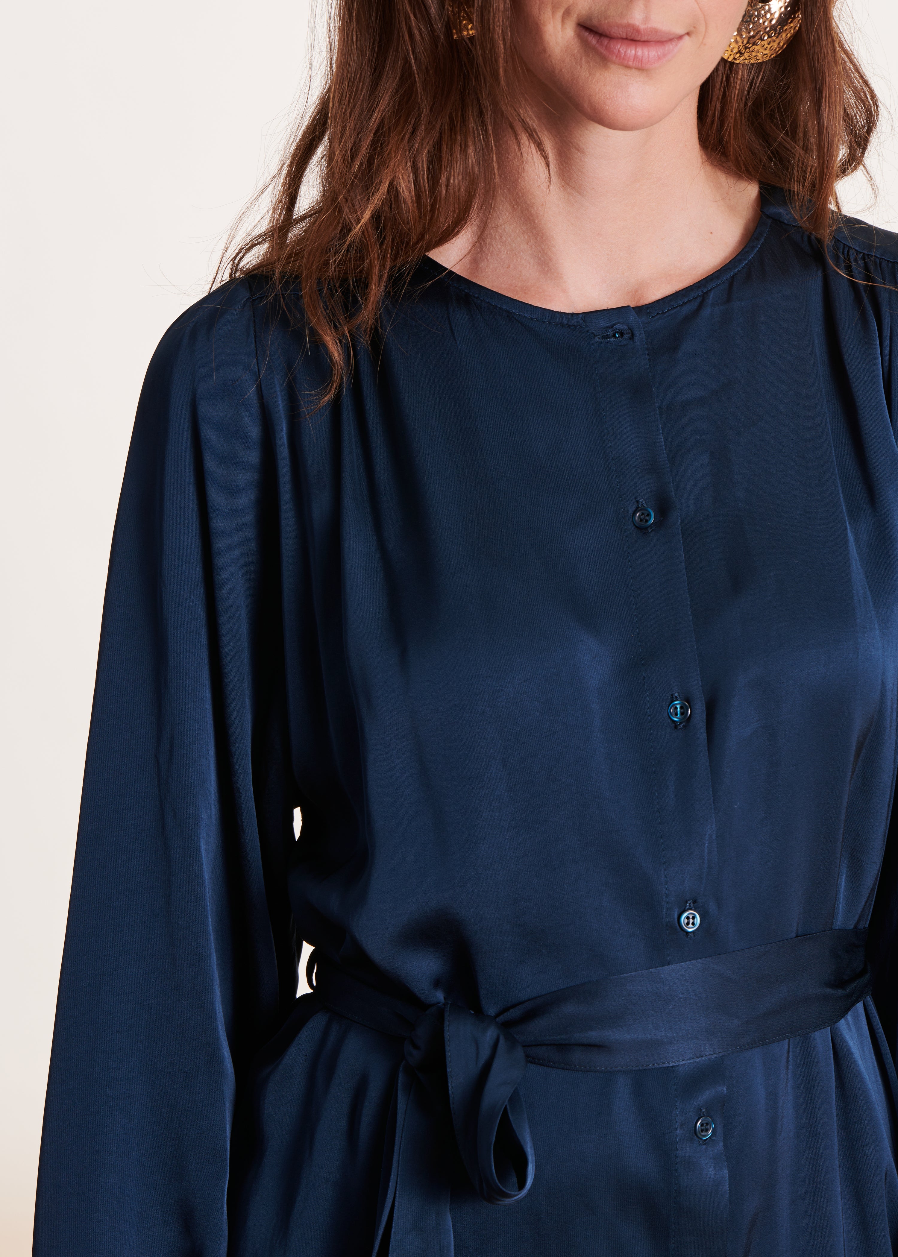 Robe courte fluide bleu pétrole en satin