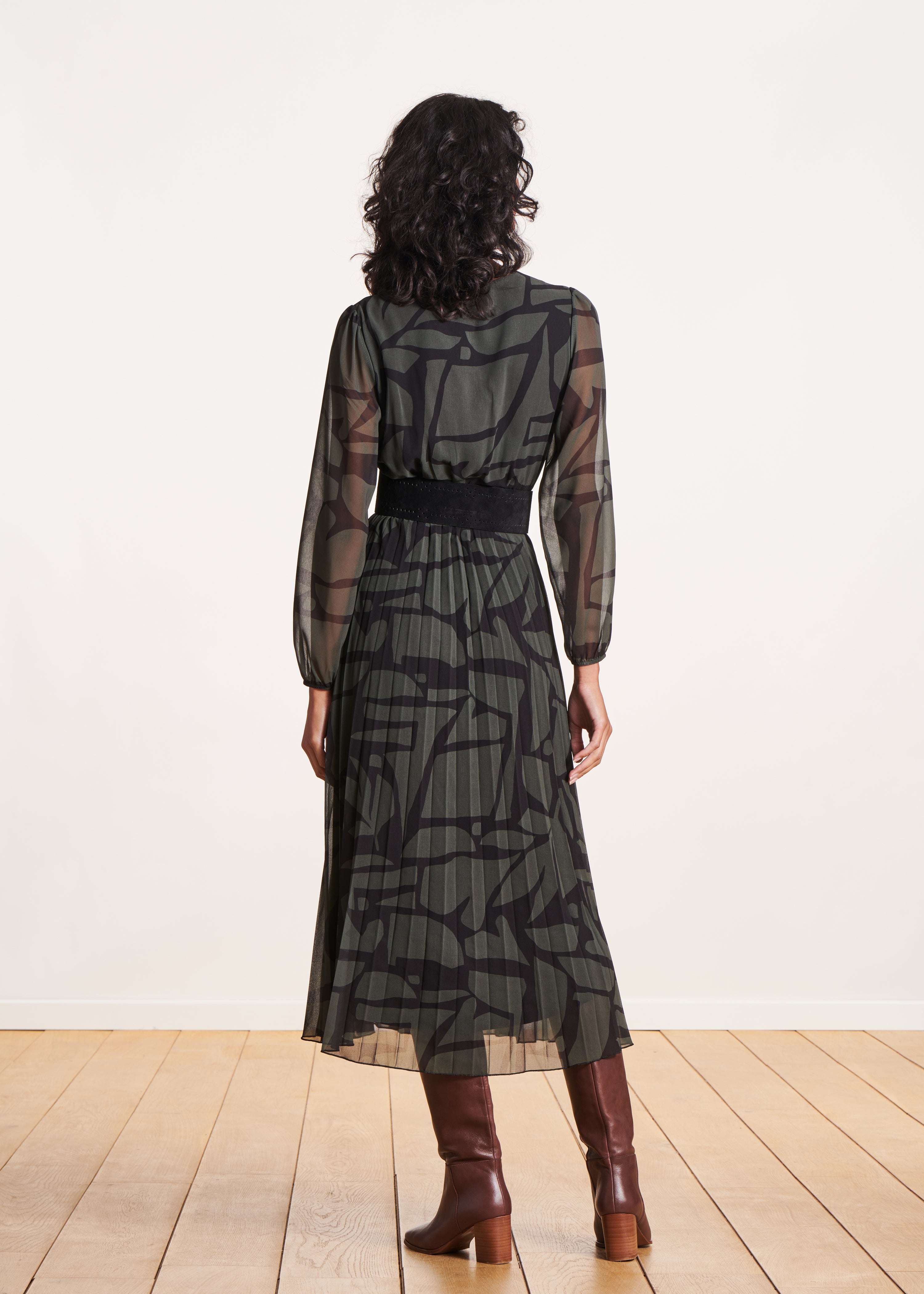 Pleated long dress in khaki and black print voile