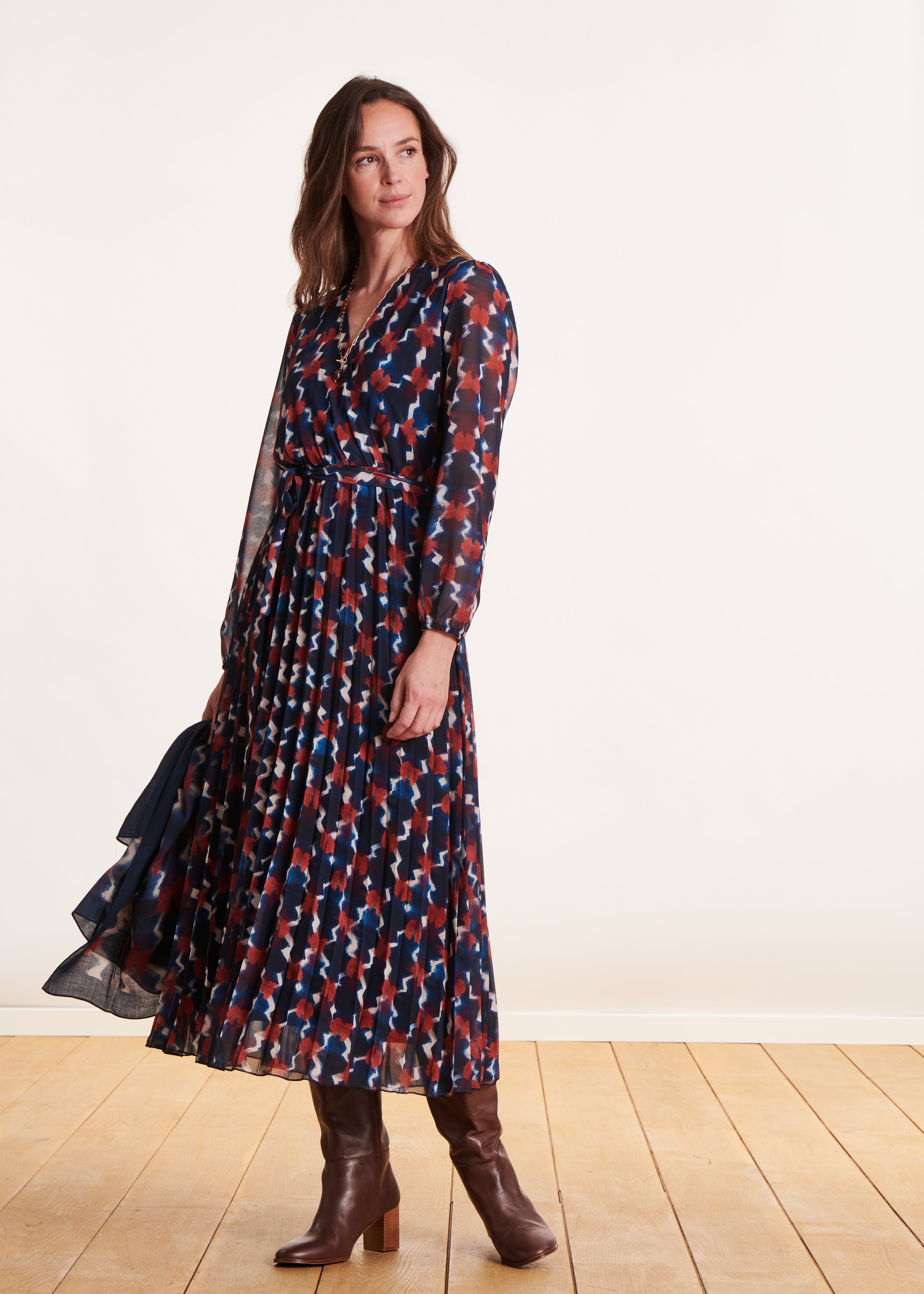 Robe longue plissée cache-cœur à imprimé