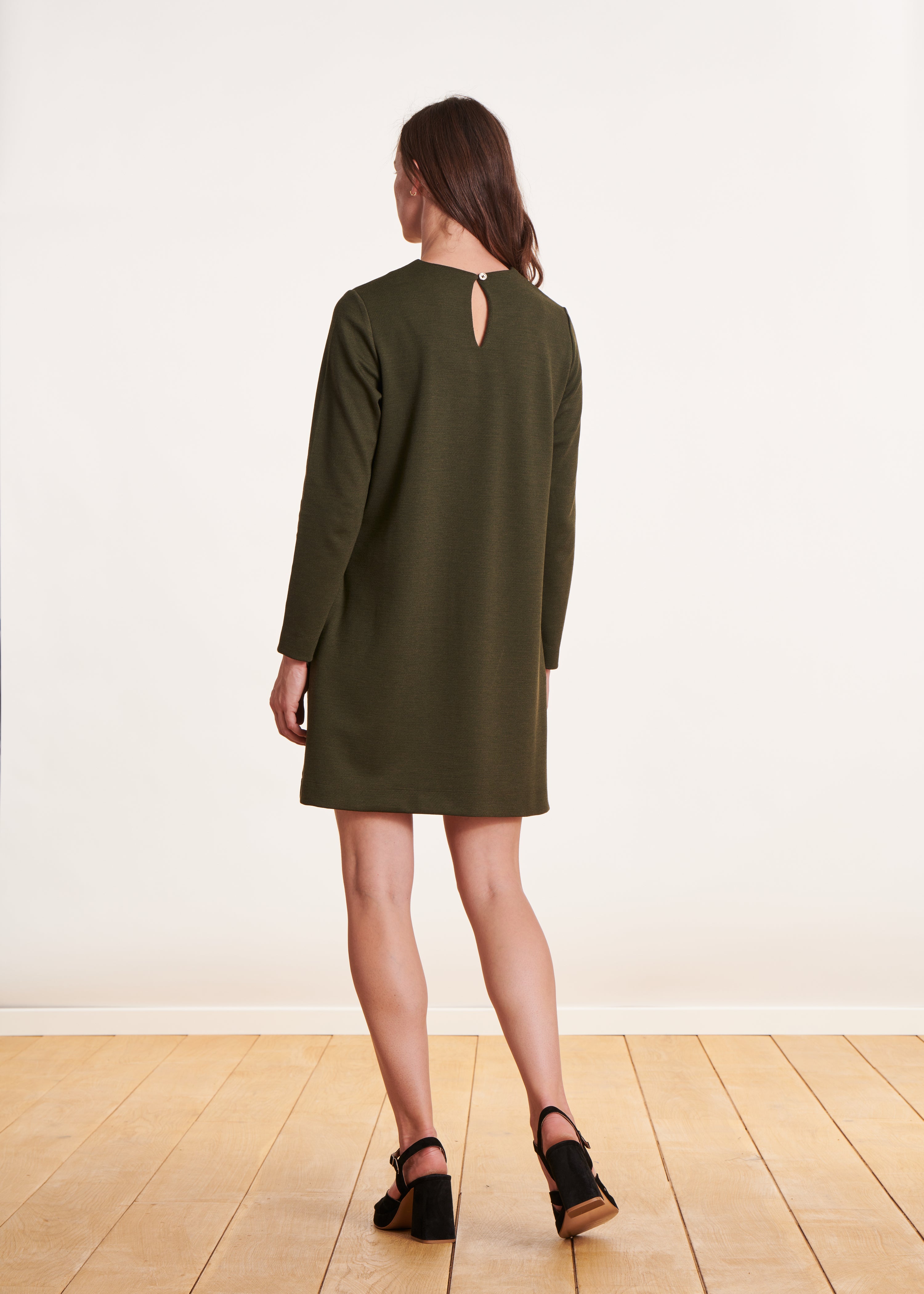 Short khaki dress with buttoned shoulders