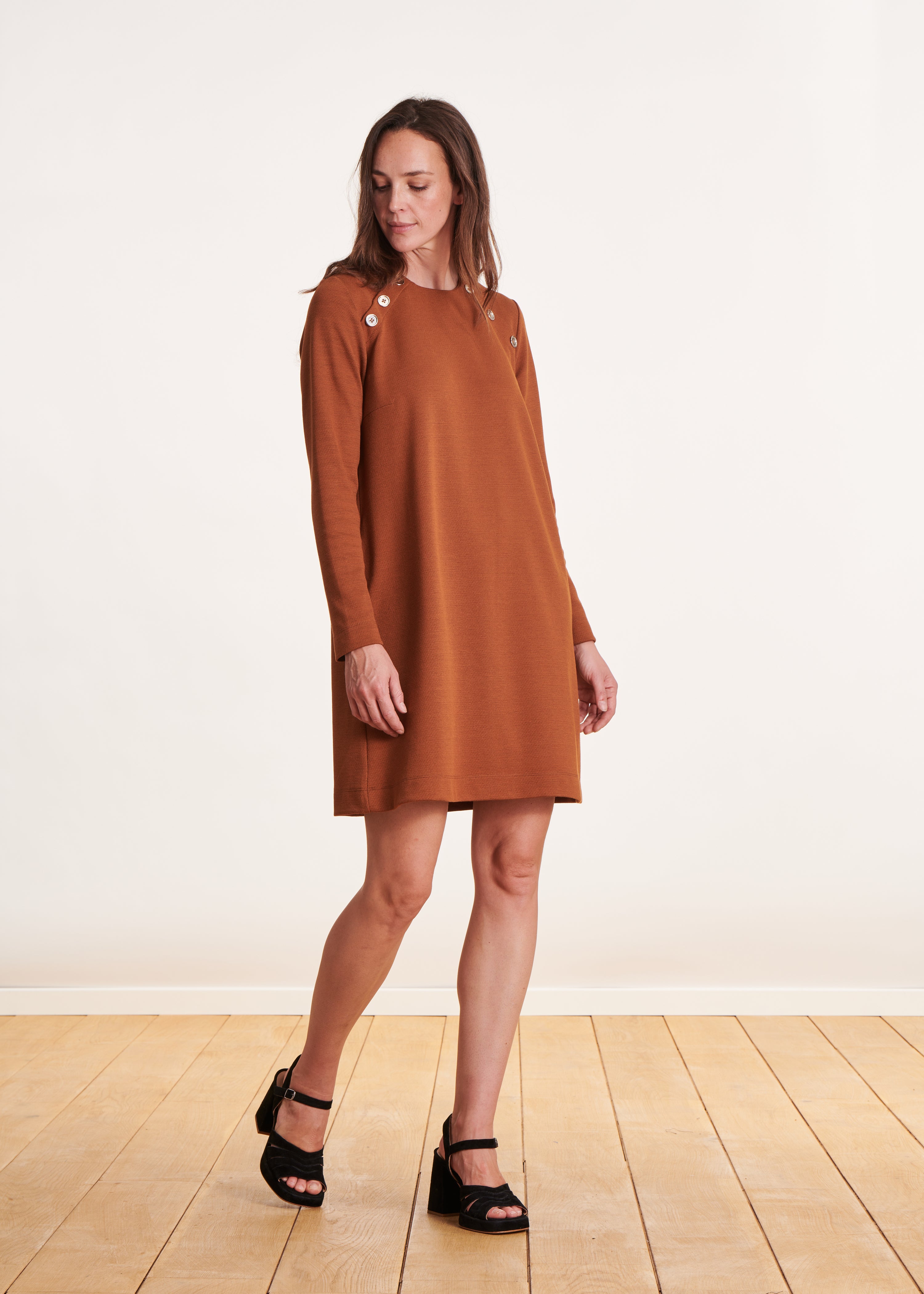 Robe courte terracotta boutonnage épaules