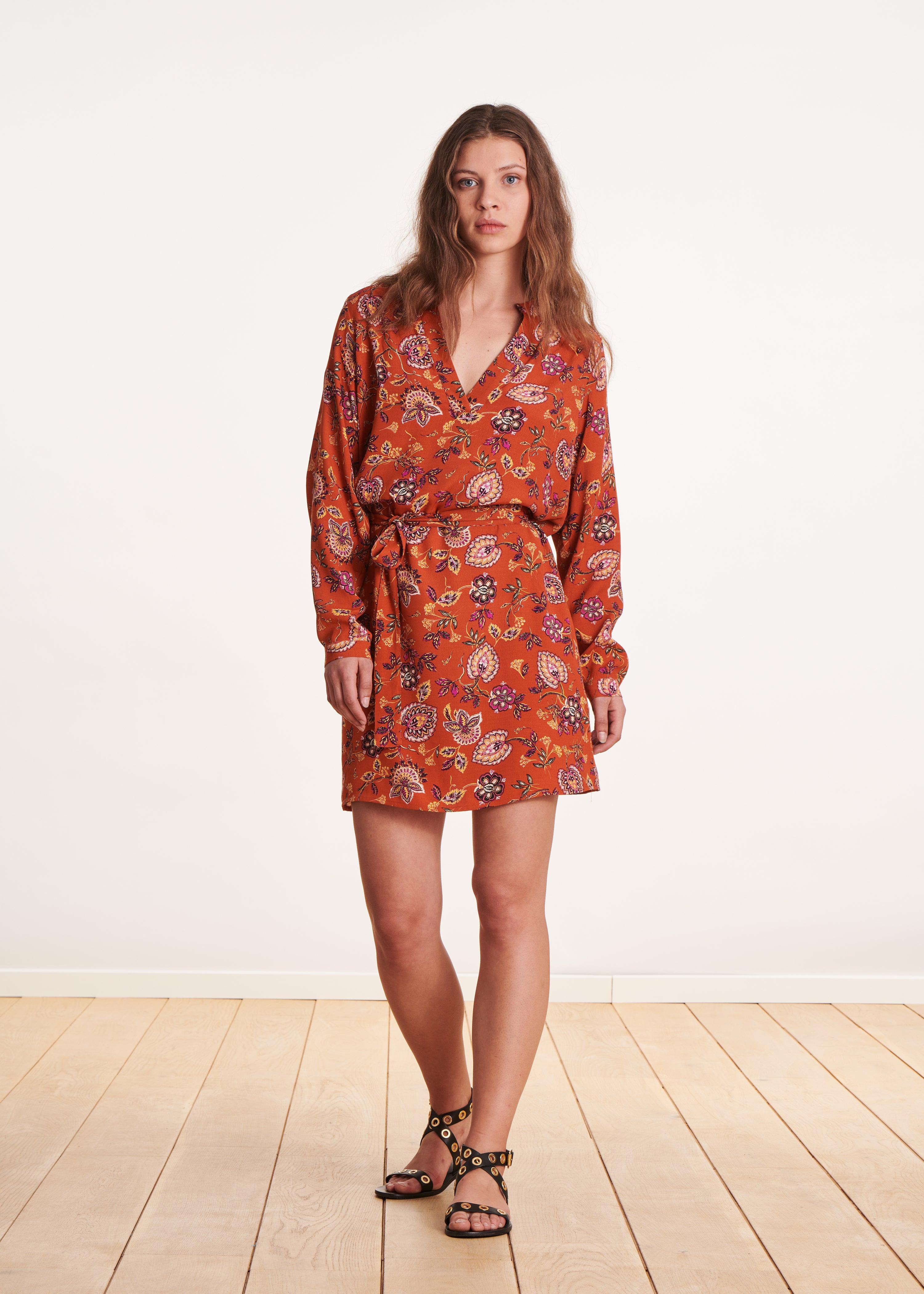 Robe courte orange à imprimé floral