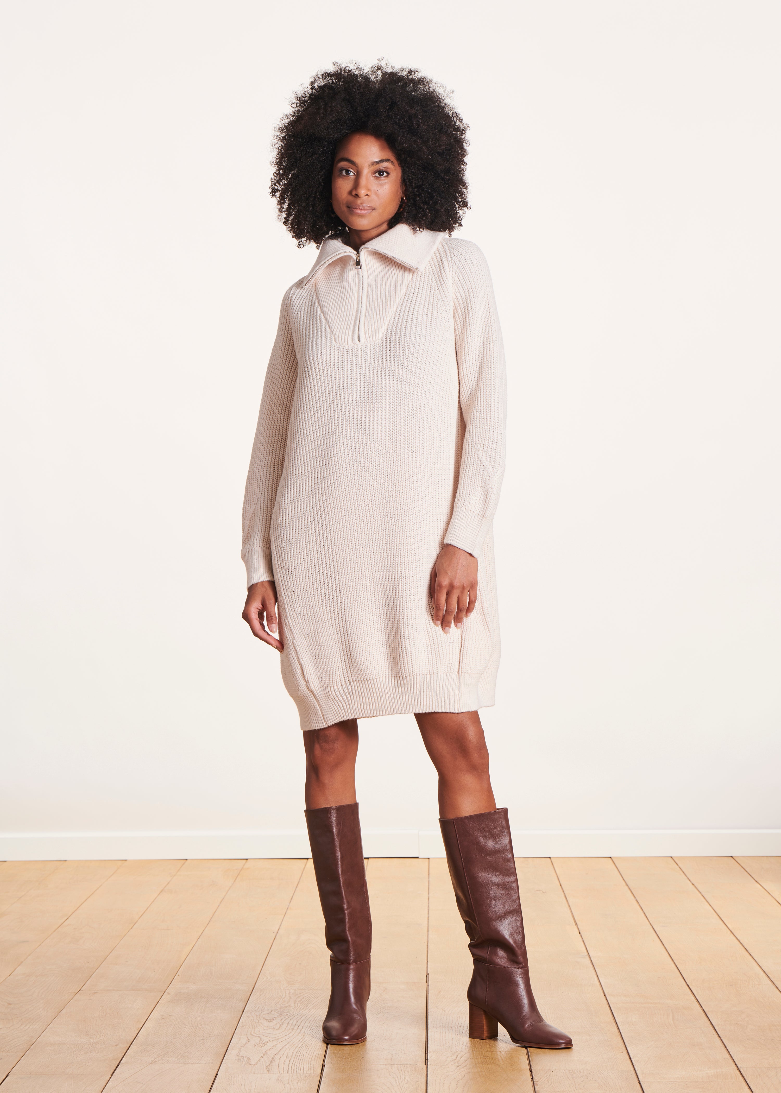 Short ecru knit dress with trucker collar