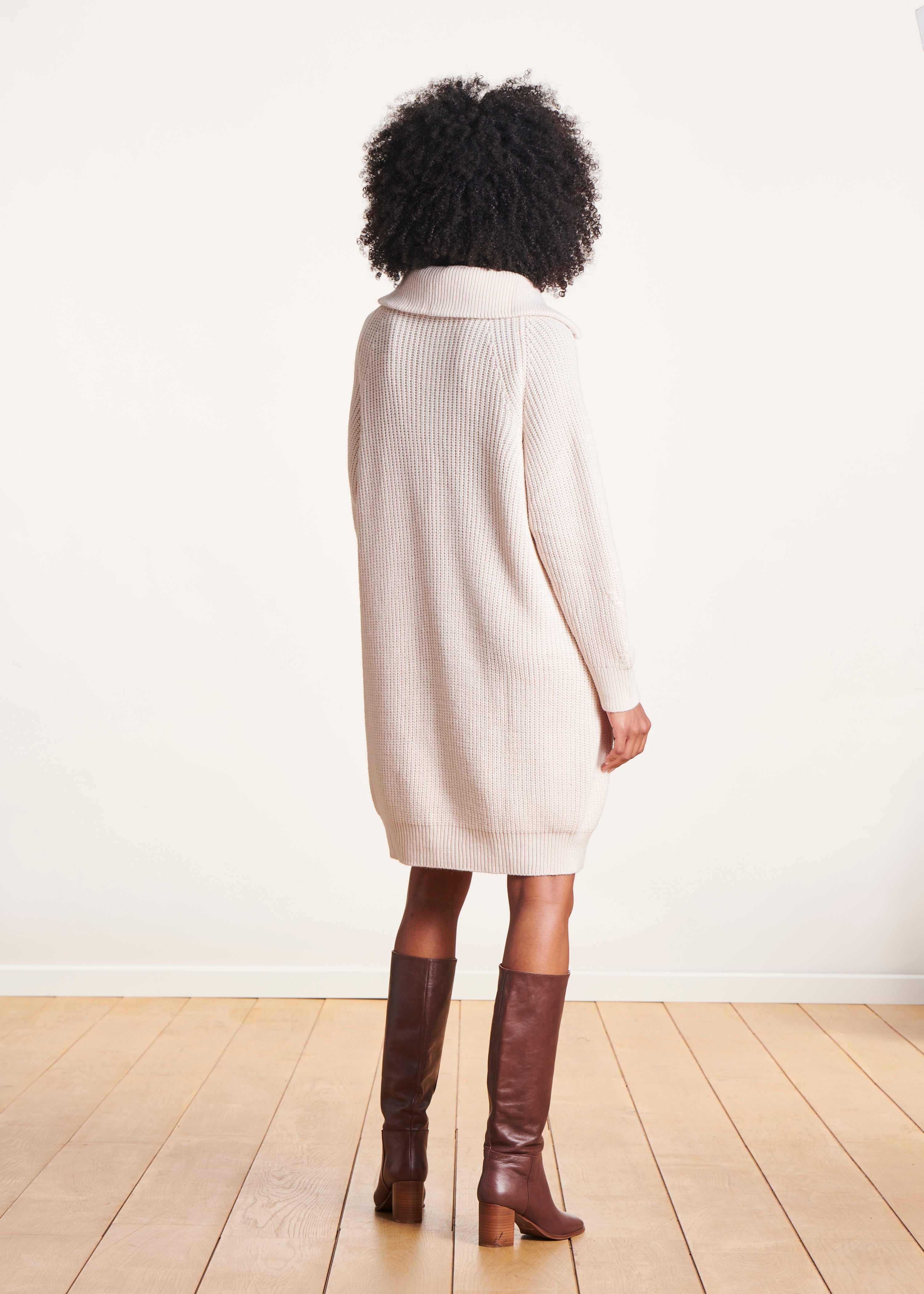 Short ecru knit dress with trucker collar