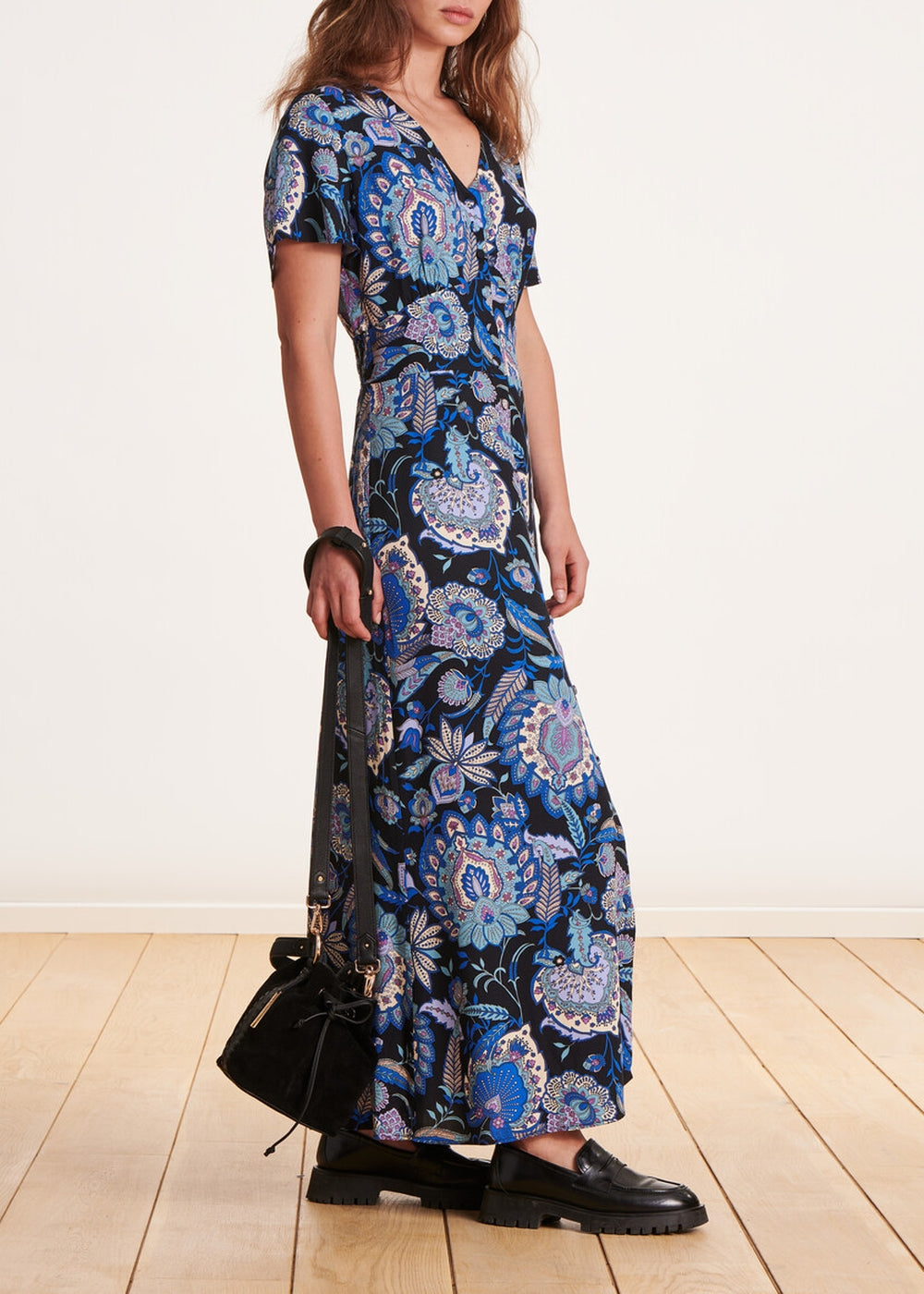 Lange jurk met zwarte en blauwe print en korte mouwen